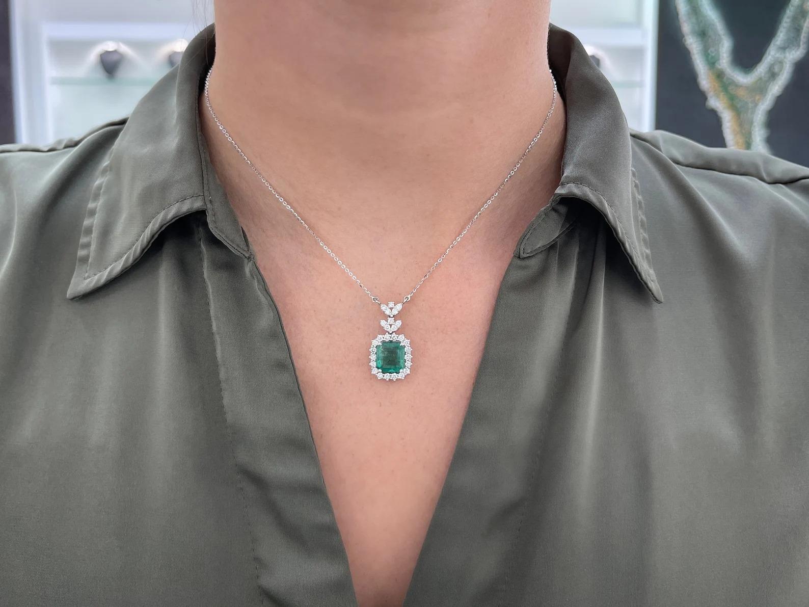 5,58tcw Natürlicher Smaragd-Asscher-Schliff & Diamant-Halo-Halskette aus Weißgold 18K im Angebot 2