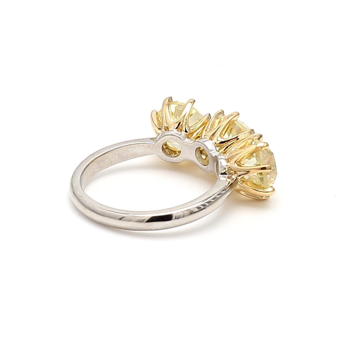 5.59ct Fancy Light Yellow Old European Cut Diamond Three-Stone Gold Ring (bague à trois pierres en or 18K) en vente 5