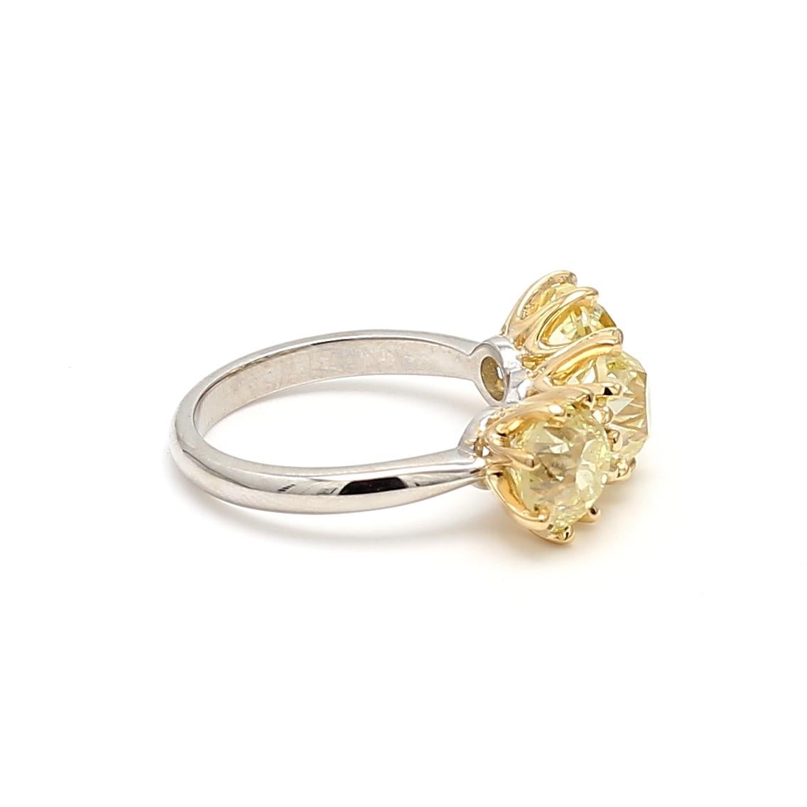 5.59ct Fancy Light Yellow Old European Cut Diamond Three-Stone Gold Ring (bague à trois pierres en or 18K) en vente 6