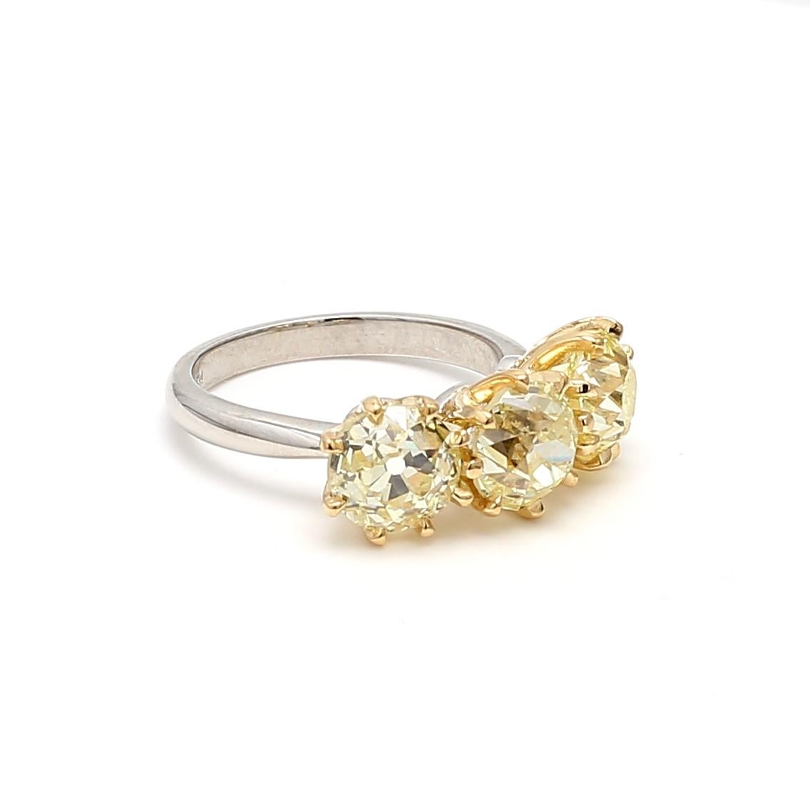 5.59ct Fancy Light Yellow Old European Cut Diamond Three-Stone Gold Ring (bague à trois pierres en or 18K) en vente 7