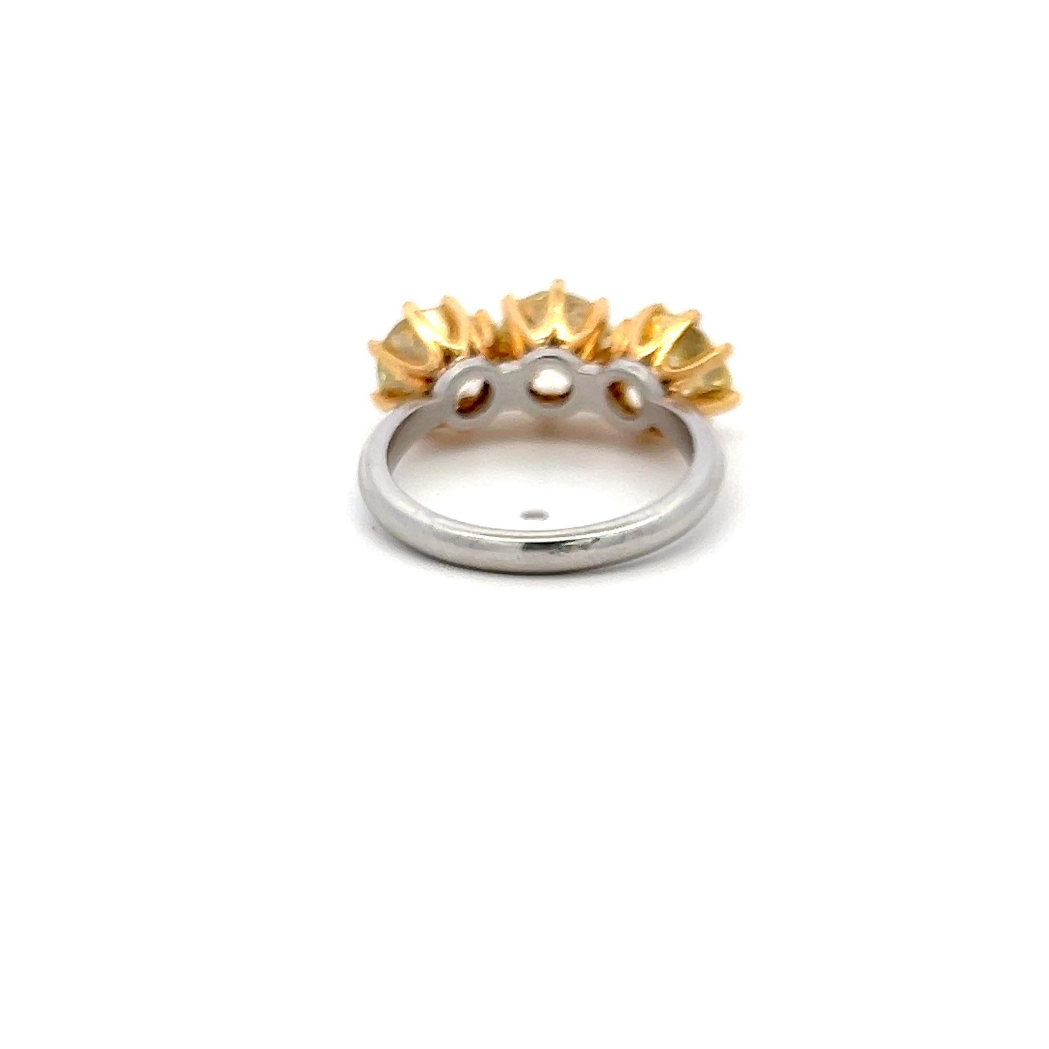 Taille vieille Europe 5.59ct Fancy Light Yellow Old European Cut Diamond Three-Stone Gold Ring (bague à trois pierres en or 18K) en vente