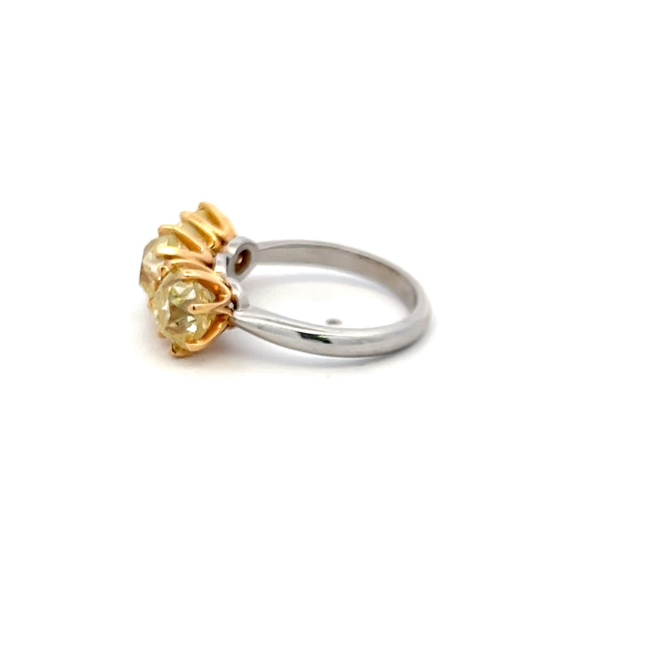 5.59ct Fancy Light Yellow Old European Cut Diamond Three-Stone Gold Ring (bague à trois pierres en or 18K) Bon état - En vente à New York, NY