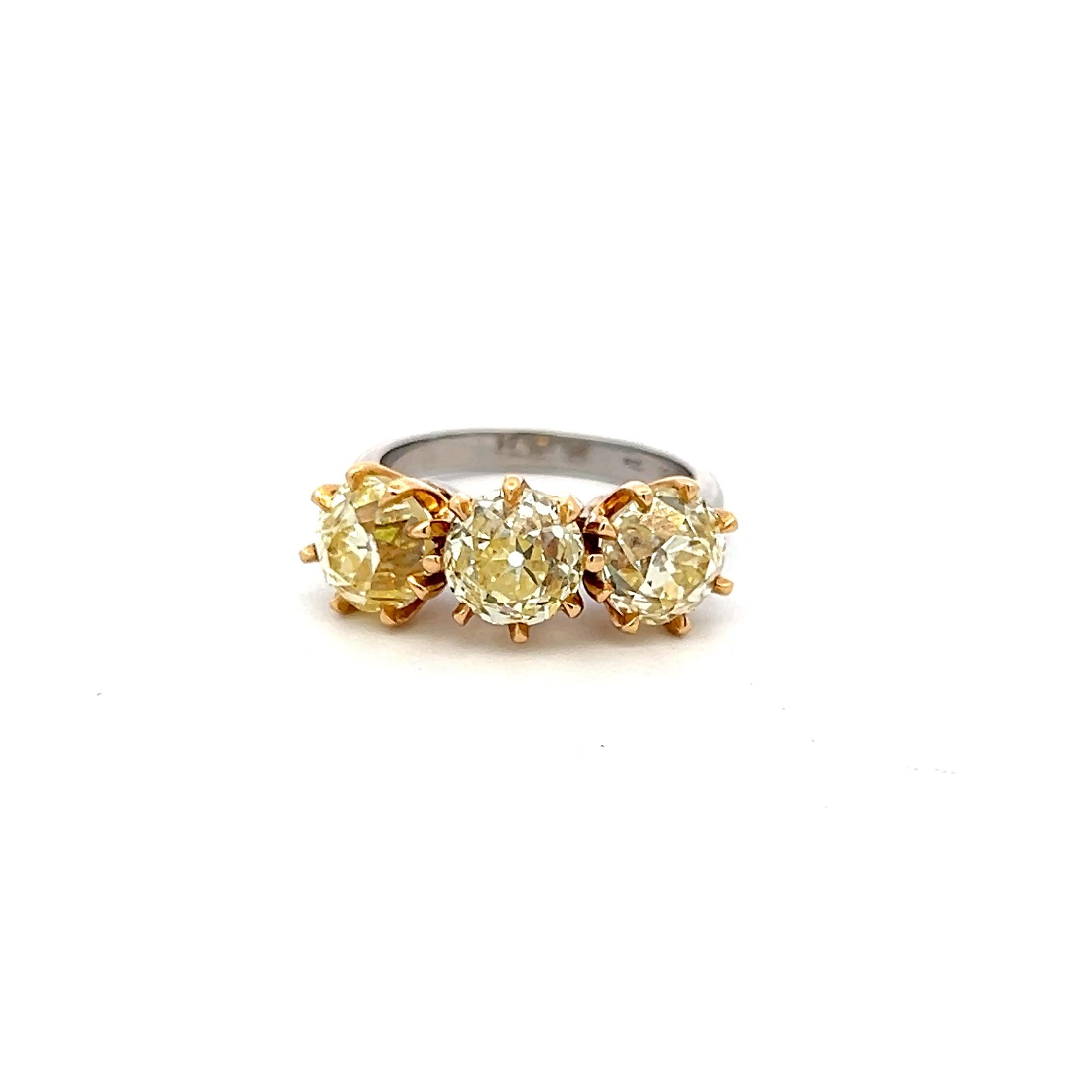 5.59ct Fancy Light Yellow Old European Cut Diamond Three-Stone Gold Ring (bague à trois pierres en or 18K) Pour femmes en vente