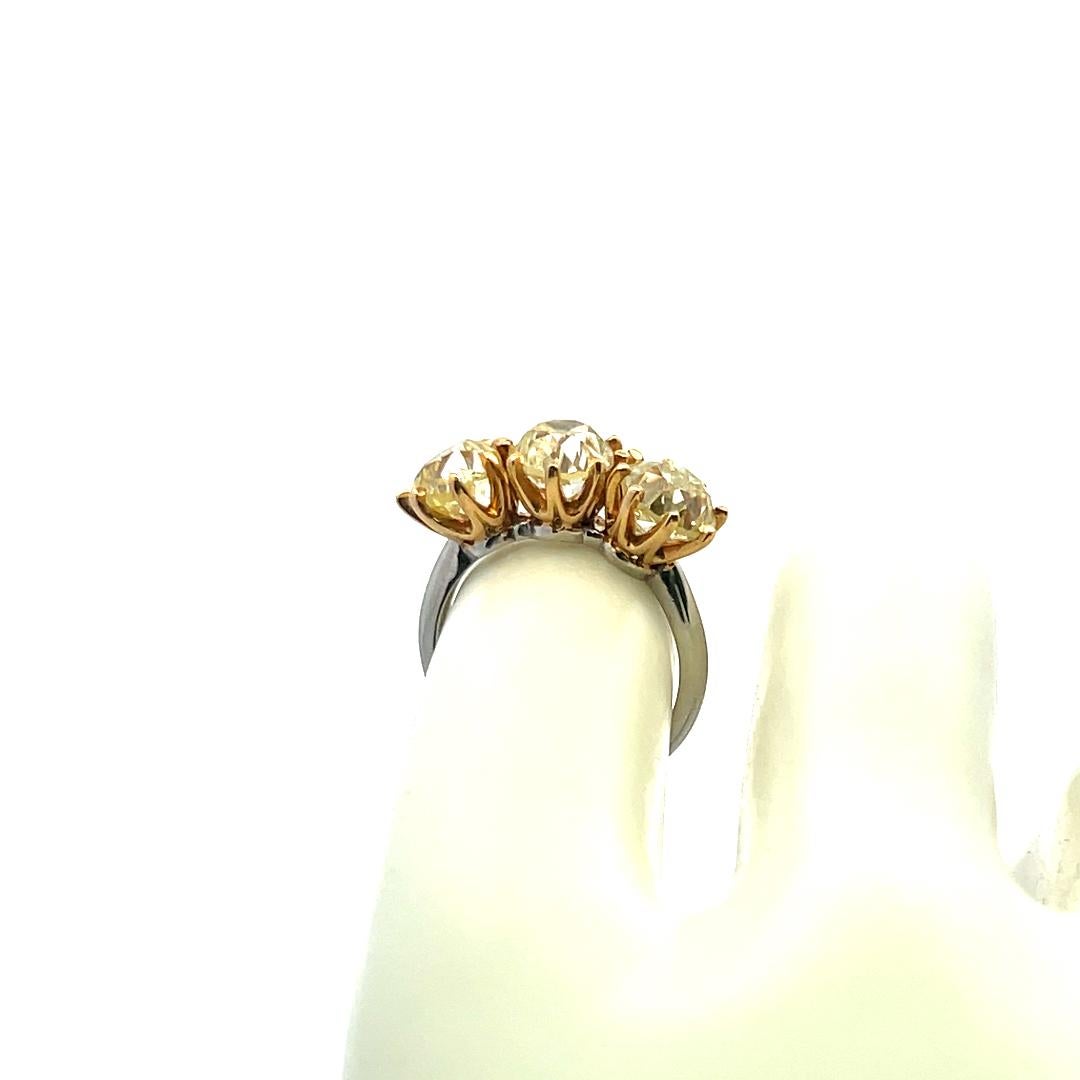 5.59ct Fancy Light Yellow Old European Cut Diamond Three-Stone Gold Ring (bague à trois pierres en or 18K) en vente 1