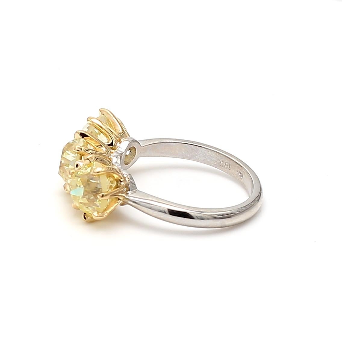 5.59ct Fancy Light Yellow Old European Cut Diamond Three-Stone Gold Ring (bague à trois pierres en or 18K) en vente 2