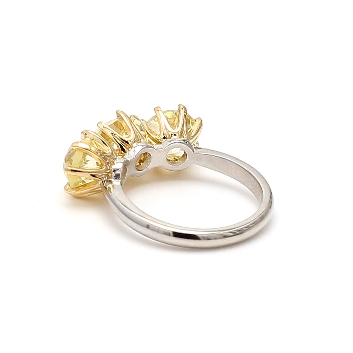 5.59ct Fancy Light Yellow Old European Cut Diamond Three-Stone Gold Ring (bague à trois pierres en or 18K) en vente 3