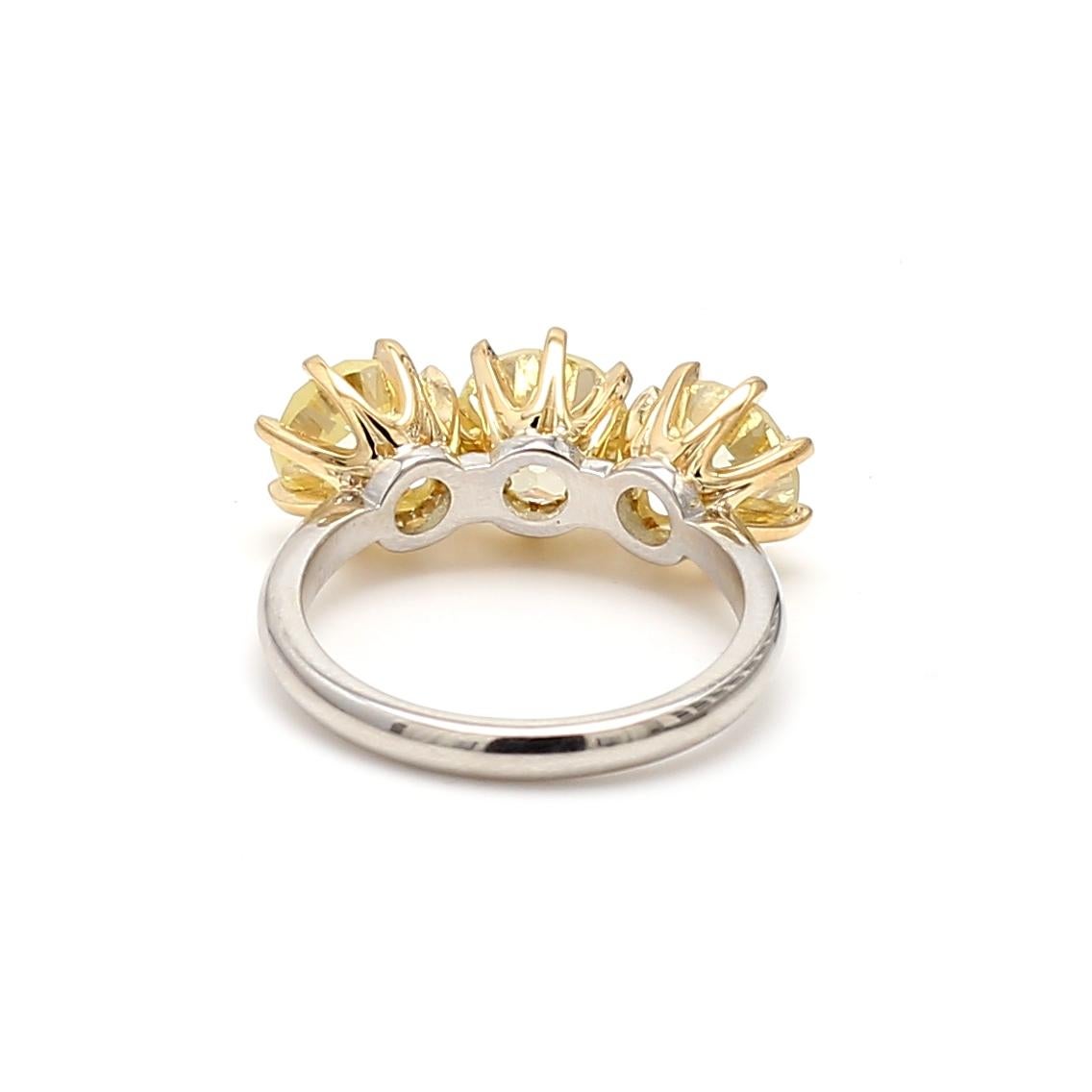 5.59ct Fancy Light Yellow Old European Cut Diamond Three-Stone Gold Ring (bague à trois pierres en or 18K) en vente 4