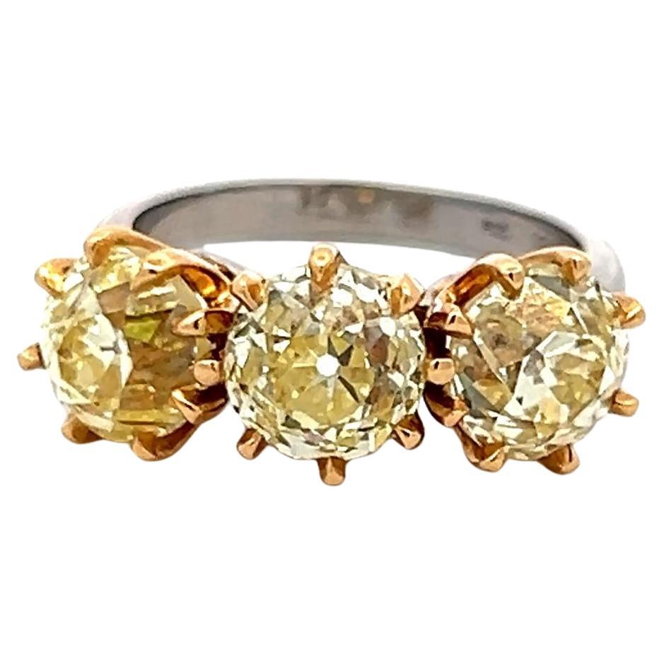 Anello con tre pietre in oro 18 carati con diamante giallo antico taglio europeo 5,59 ct.