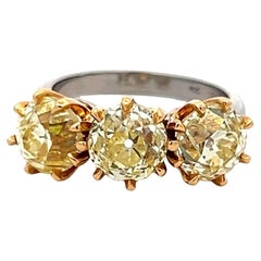 5.59ct Fancy Light Yellow Old European Cut Diamond Three-Stone Gold Ring (bague à trois pierres en or 18K)