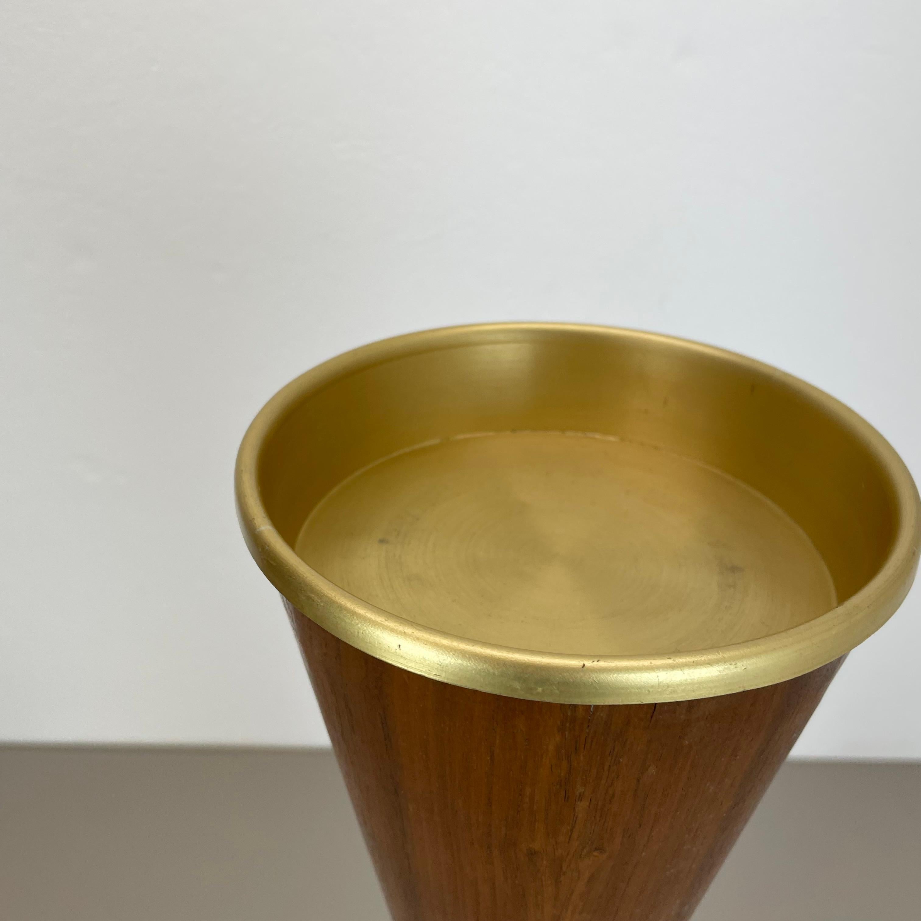 55cm Elemento minimalista DIABOLO in metallo e noce per piante, ITALIA, anni '50 In condizioni discrete in vendita a Kirchlengern, DE