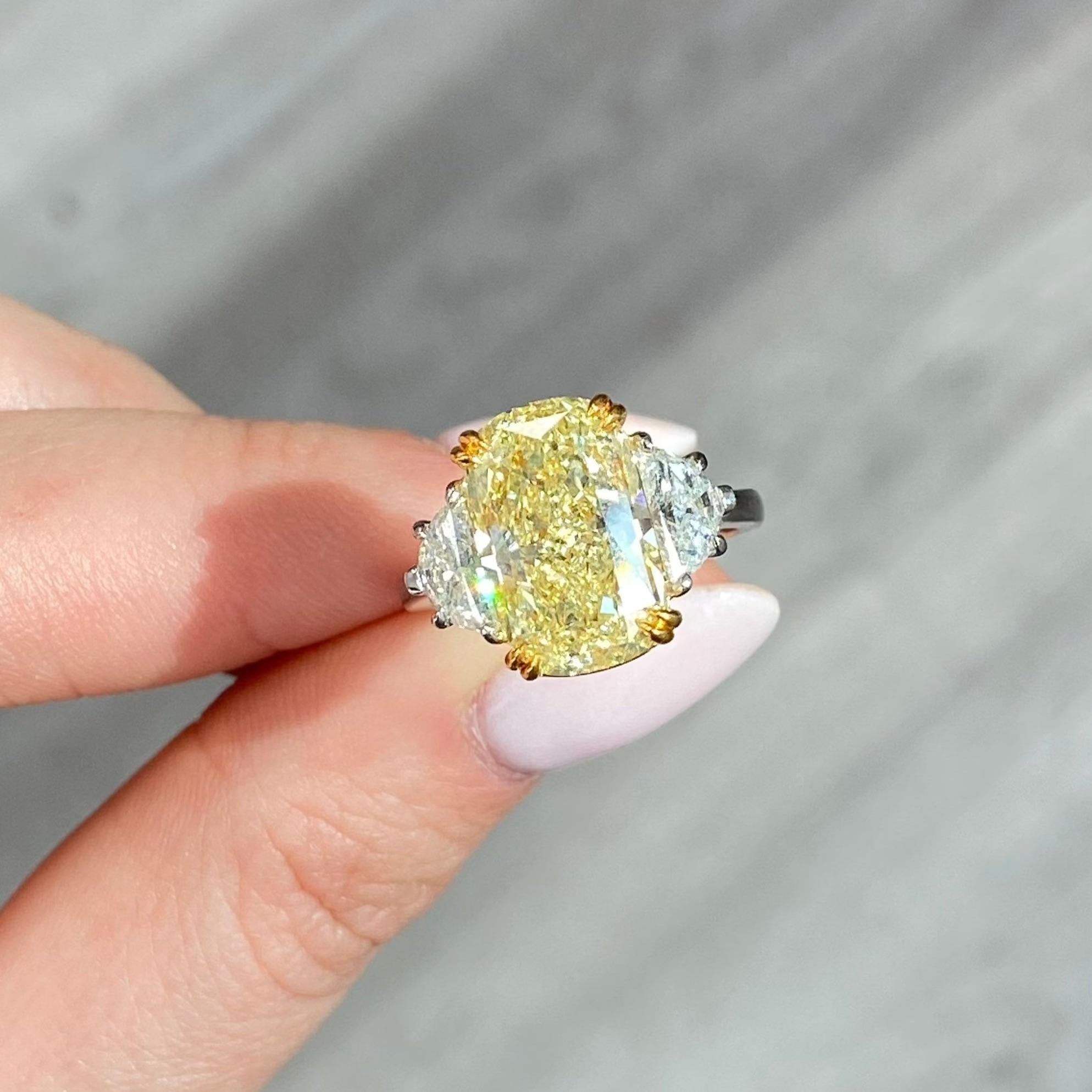 5.52 Karat Fancy Gelb
Länglicher Kissenschliff 
Innerlich makellose Klarheit
Hervorragend und sehr gut schneiden
Schwache Fluoreszenz
0,91 Karat seitliche Halbmonde
Gefertigt aus Platin und 18k Gelbgold
GIA-zertifizierter Diamant
Handgefertigt in