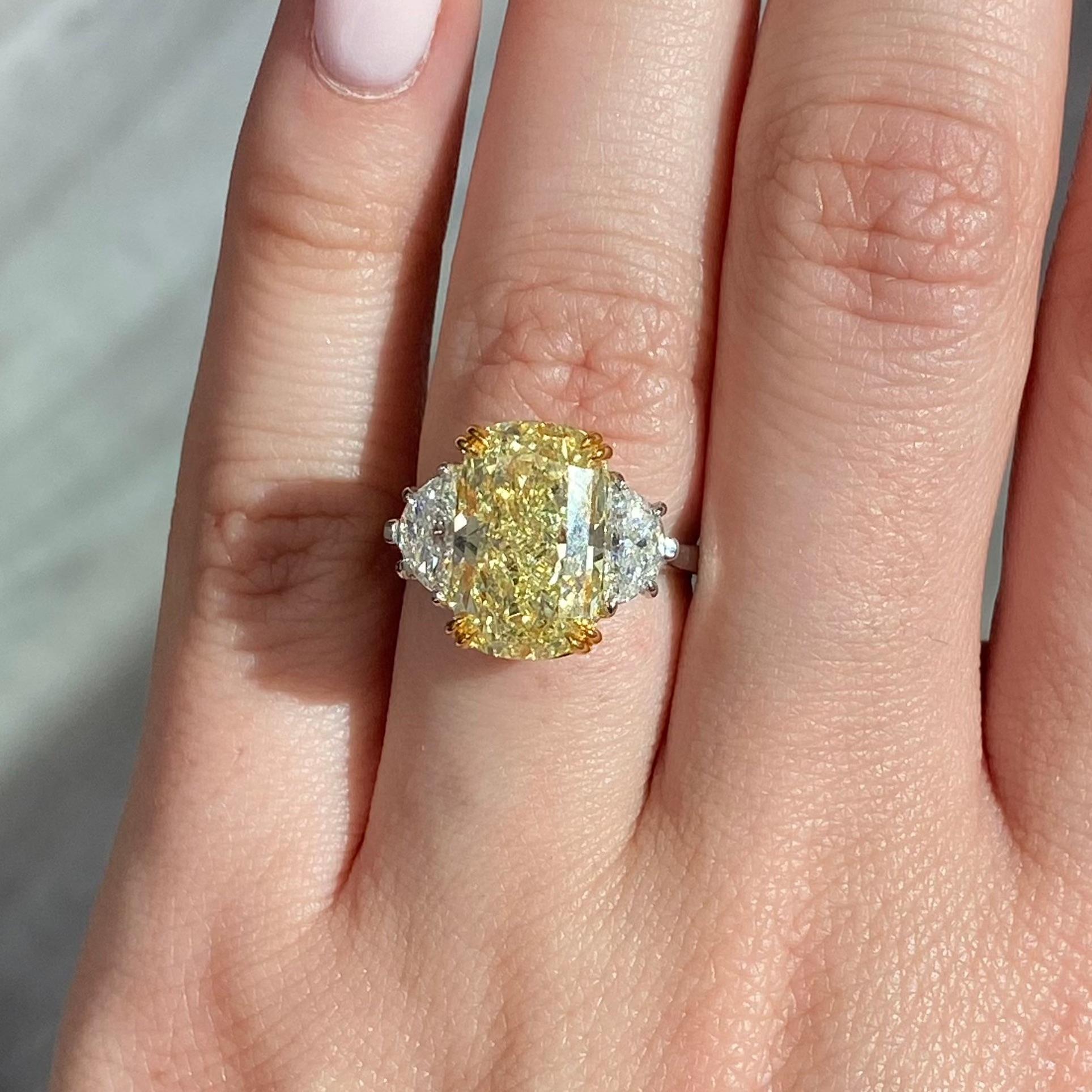 Taille coussin Bague à trois pierres jaune fantaisie avec diamant coussin allongé de 5,5 carats IF en vente