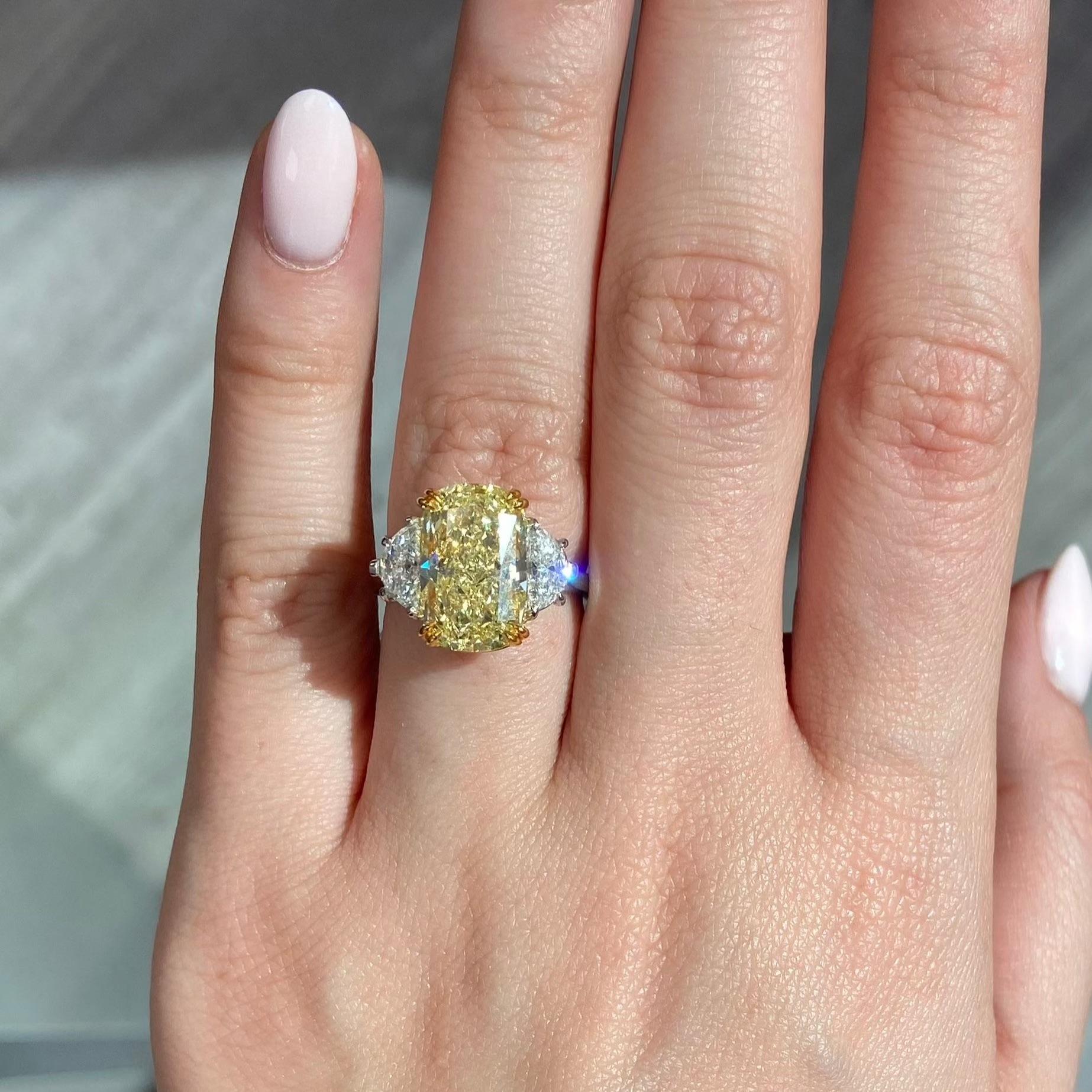 5.5ct IF Fancy Yellow Elongated Cushion Diamond Three Stone Ring In New Condition For Sale In New York, NY