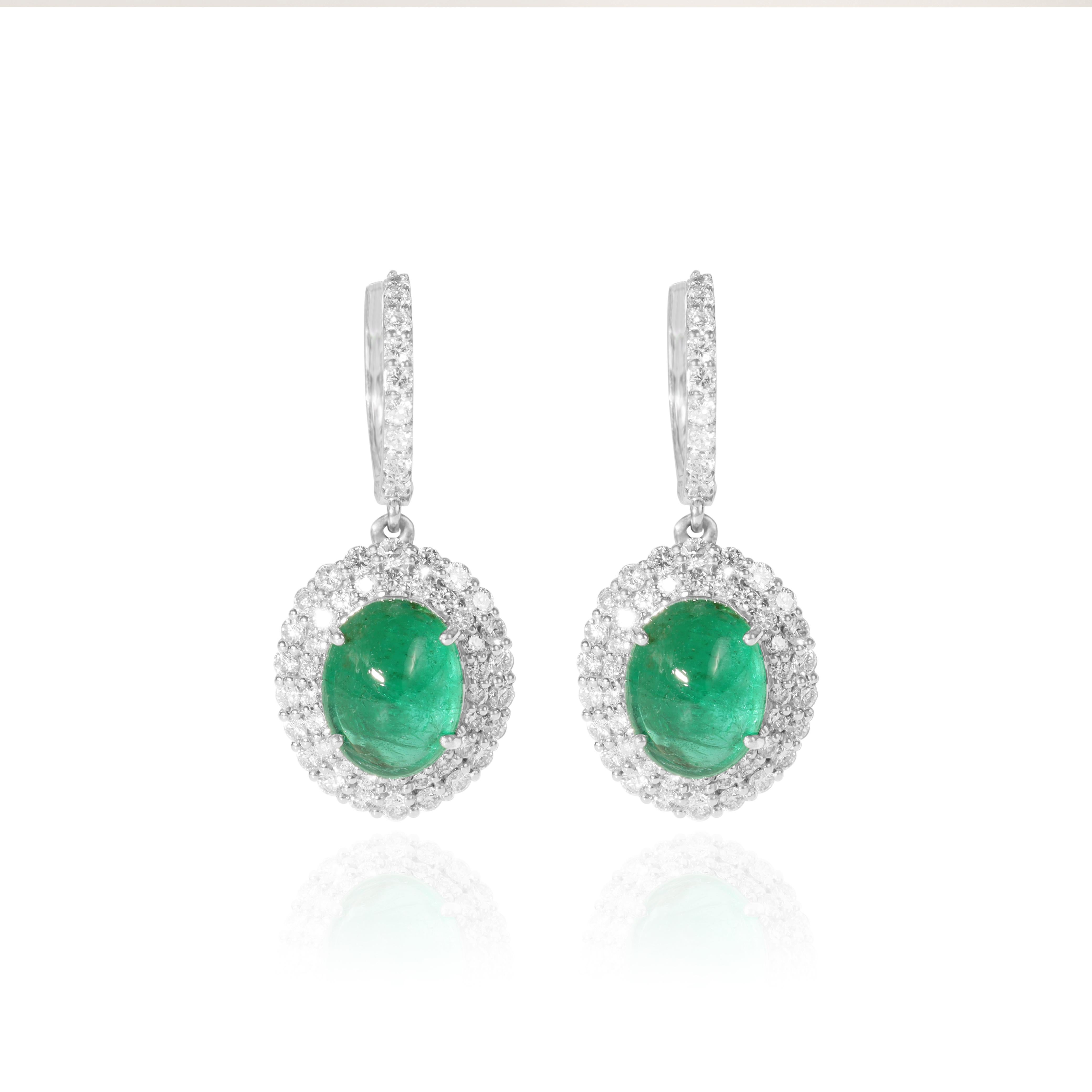 5ct Eccezionale smeraldo ovale naturale Orecchini pendenti con diamante aureolato in oro 18k in vendita 1
