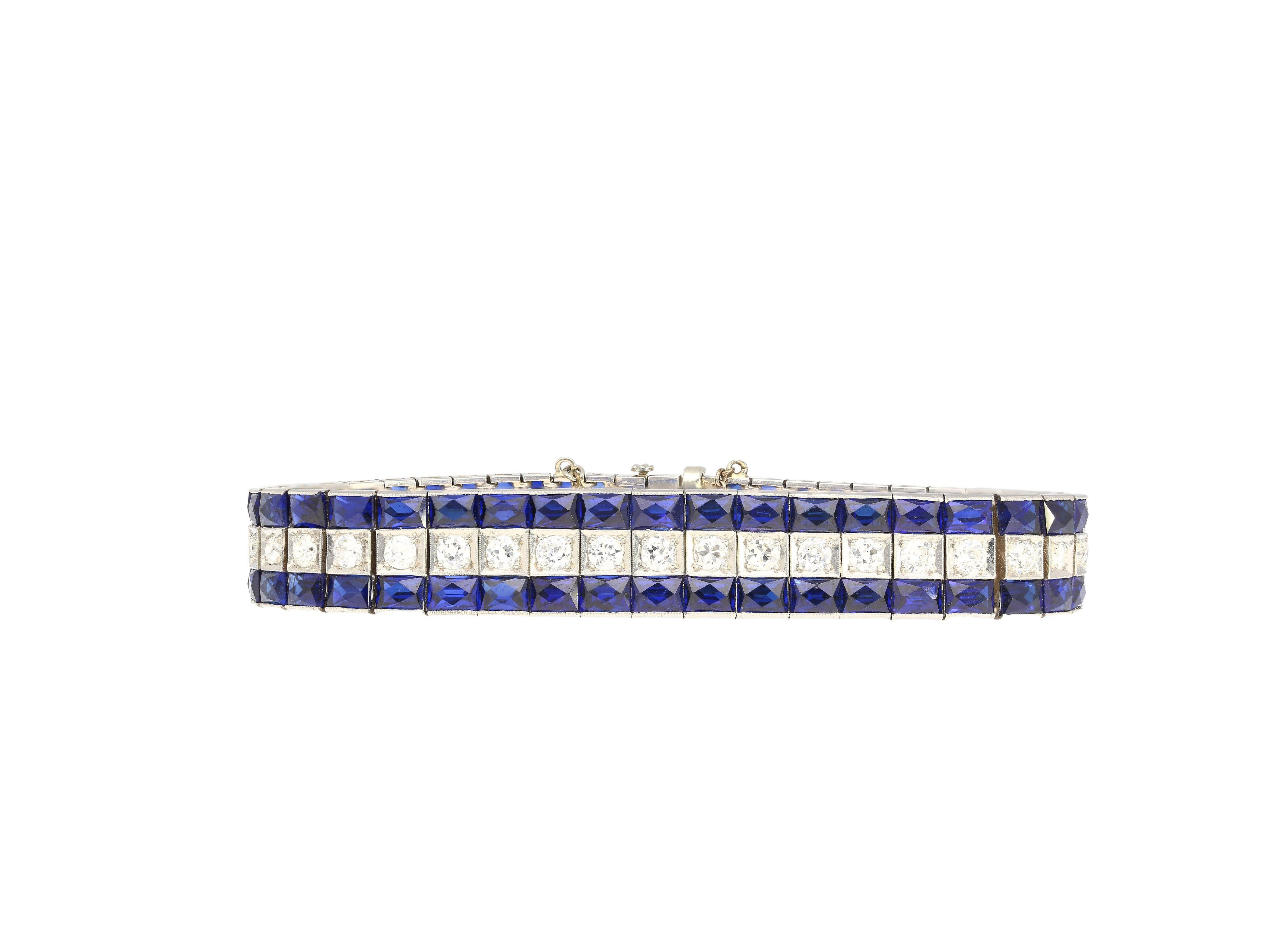5,50 Karat Vintage Art Deco Platin-Armband mit Diamanten und blauem Saphir (Carréschliff) im Angebot