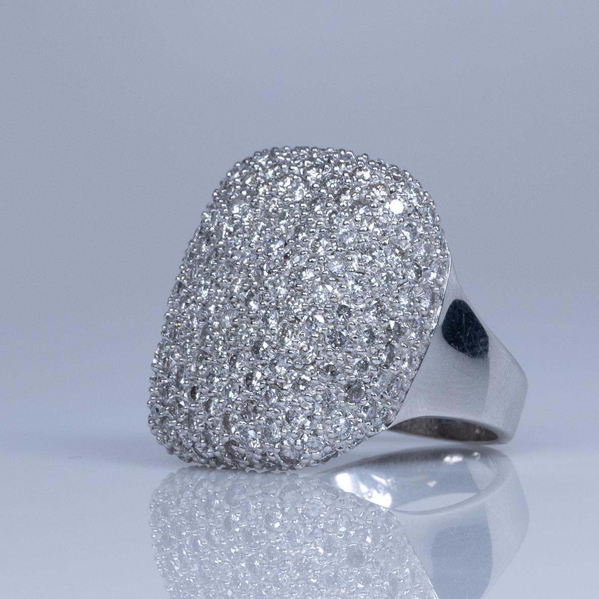 Dieser prächtige Ring besticht durch ein bemerkenswertes Gesamtgewicht von 5,5 Karat an pflastergeschliffenen Diamanten, die ein opulentes und auffälliges Funkeln erzeugen. Das große, in luxuriösem 14-karätigem Weißgold gefasste Design strahlt