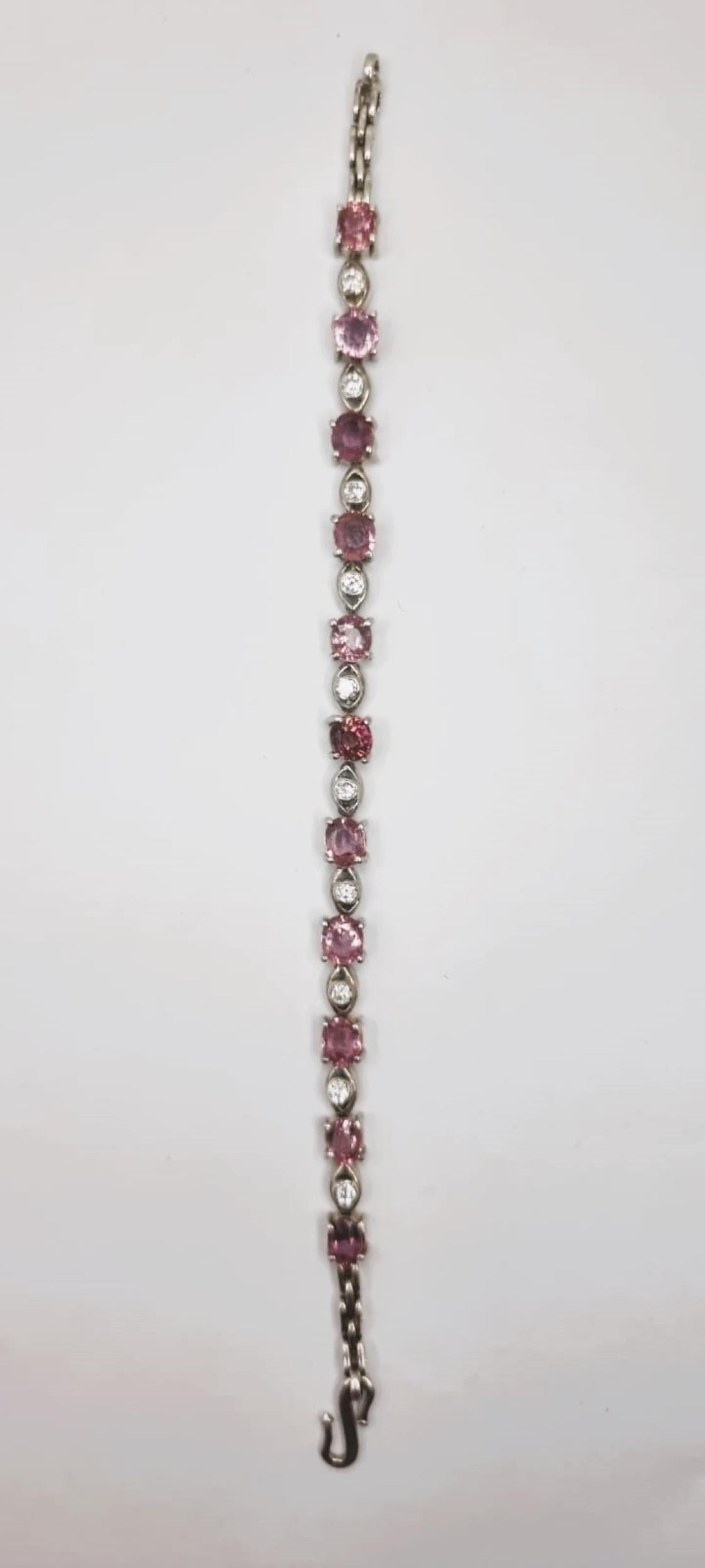 Ti presentiamo il nostro braccialetto da tennis Radiant 5.5ctw Pink Tourmaline, un'abbagliante fusione di radiose gemme di tormalina e scintillanti zirconi.

Dettagli del braccialetto:
- Gemma principale: Tormalina rosa
- Peso in carati: 11x