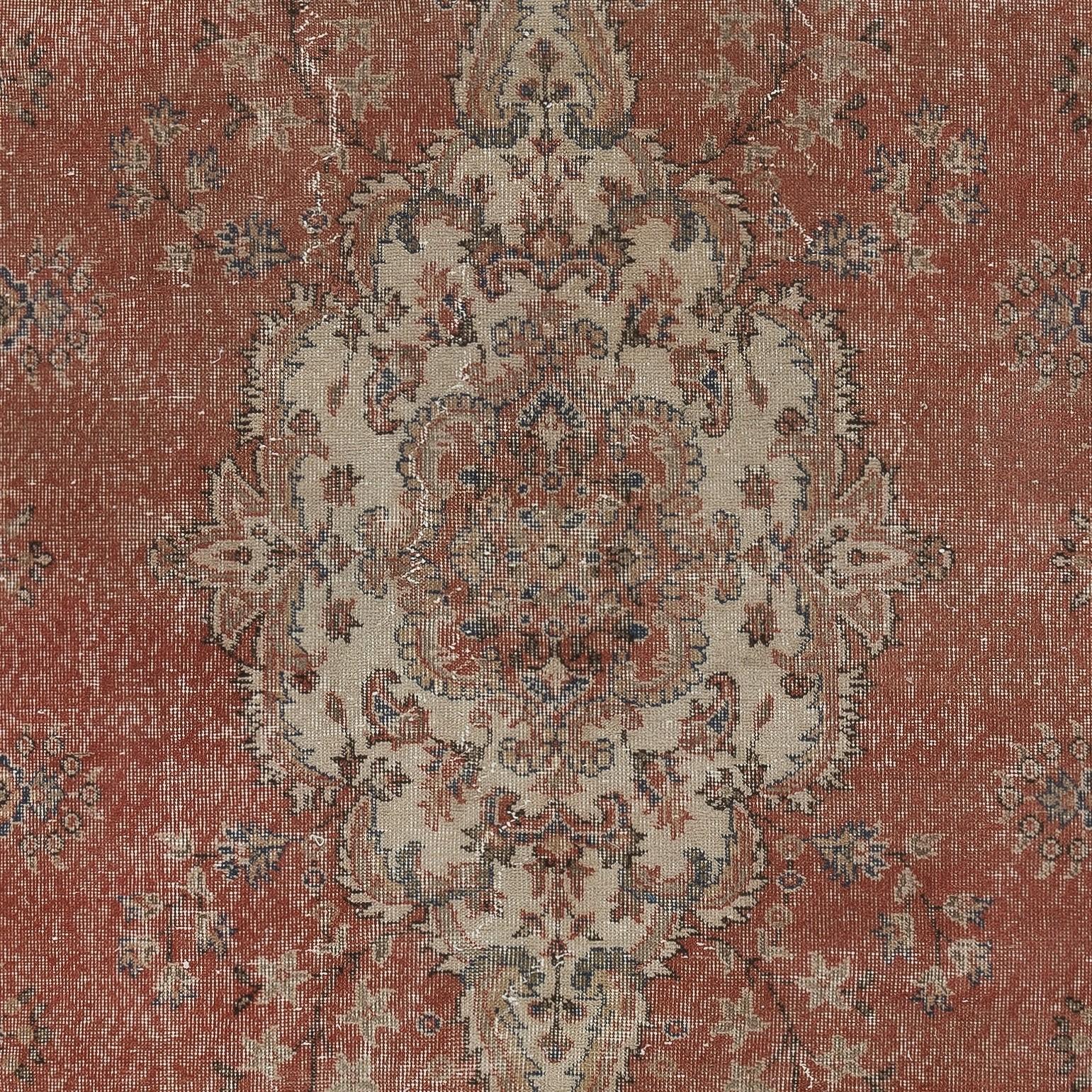 Annodato a mano 5.5x10 Ft Tappeto turco vintage fatto a mano unico nel suo genere, tappeto rosso anni '60 in vendita