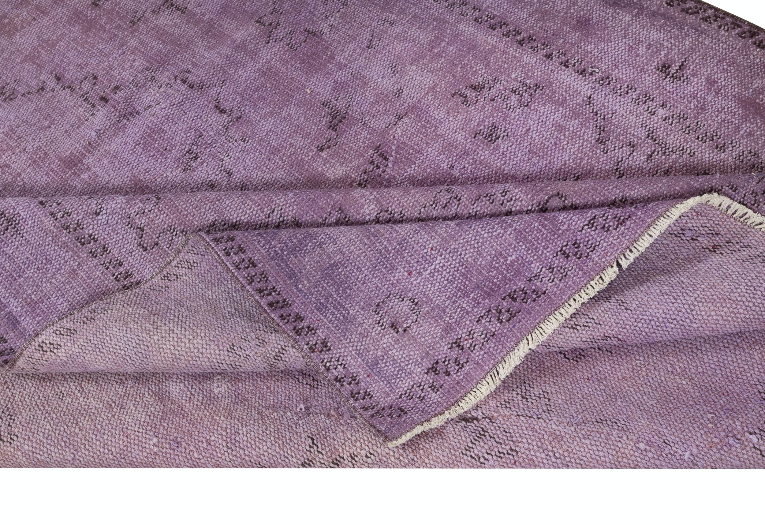 Moderne 5.5x10 Ft Vintage Handmade Turkish Area Rug teed in Purple, Bohemian Home Decor en vente