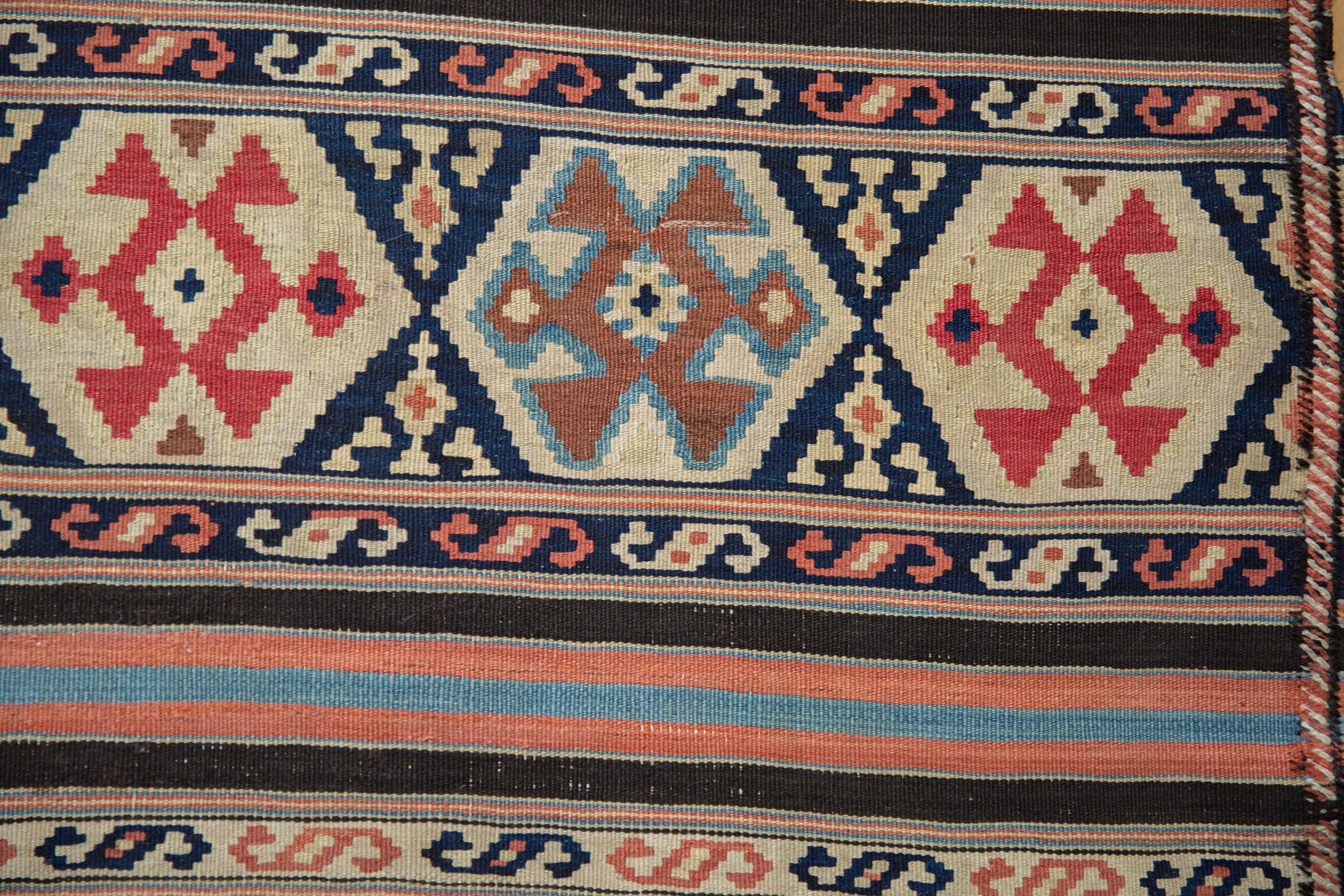 Antiker kaukasischer Kilim-Teppich Läufer im Zustand „Gut“ im Angebot in Katonah, NY