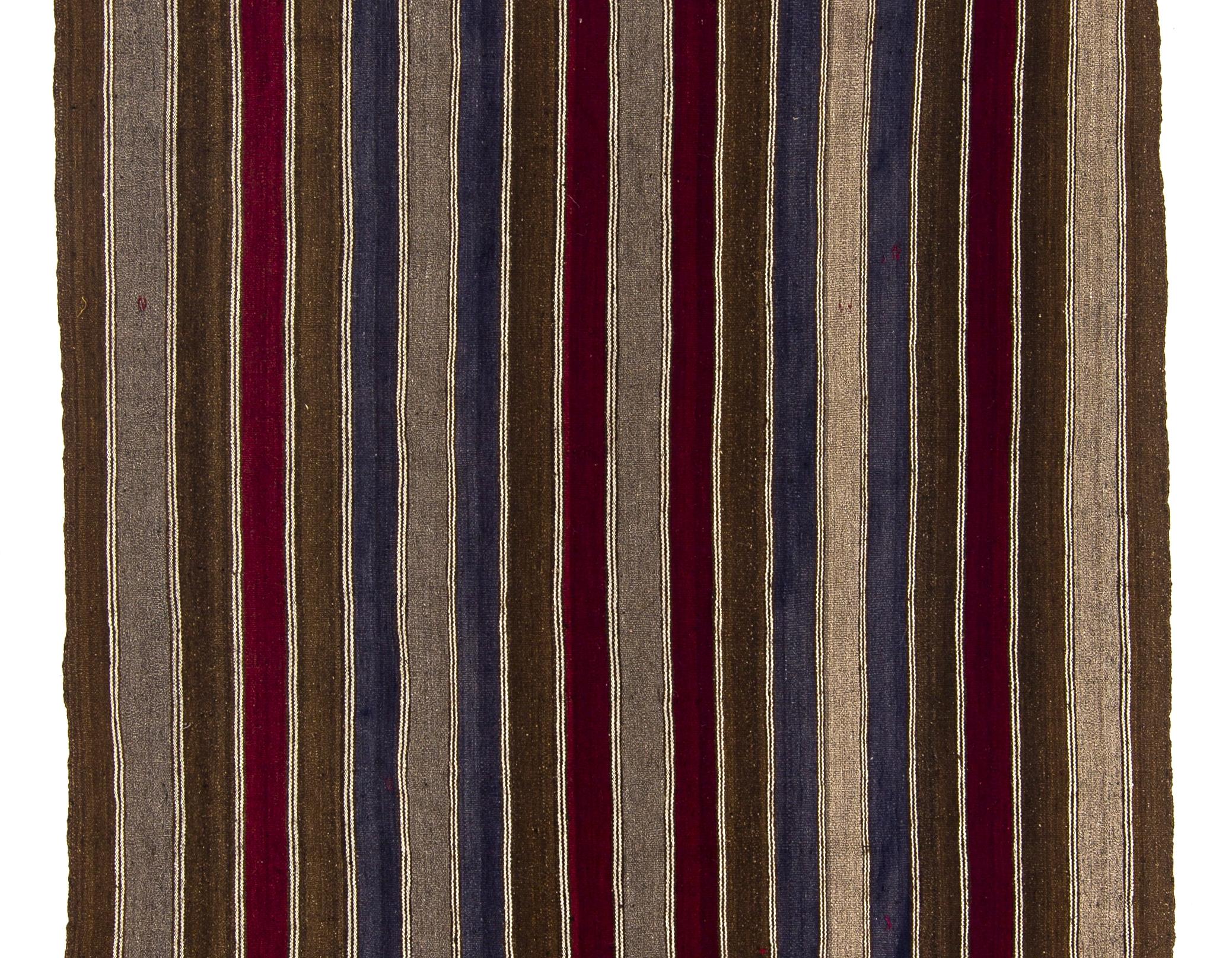 Vintage handgewebte Flachgewebe (Kelim) mit Bändern, 100% Wolle. Größe: 5,5 x 13,2 ft.
Auf Wunsch können wir die Abmessungen ändern, d.h. kürzer und/oder schmaler machen.
Umkehrbar; beide Seiten können verwendet werden.
Ideal für private und