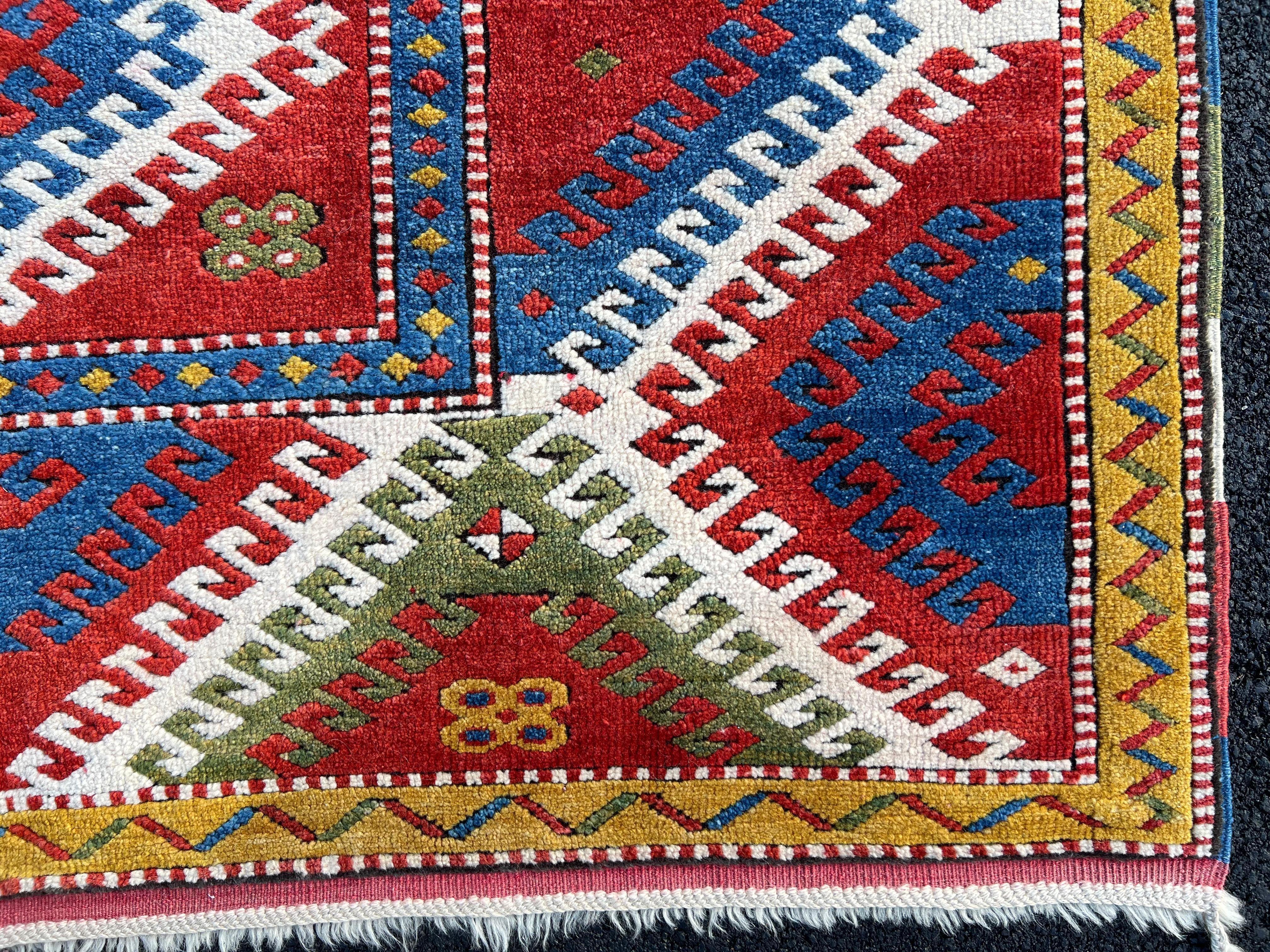 Riproduzione di un antico tappeto caucasico Bordjalou Kazak. 100% lana in vendita 2