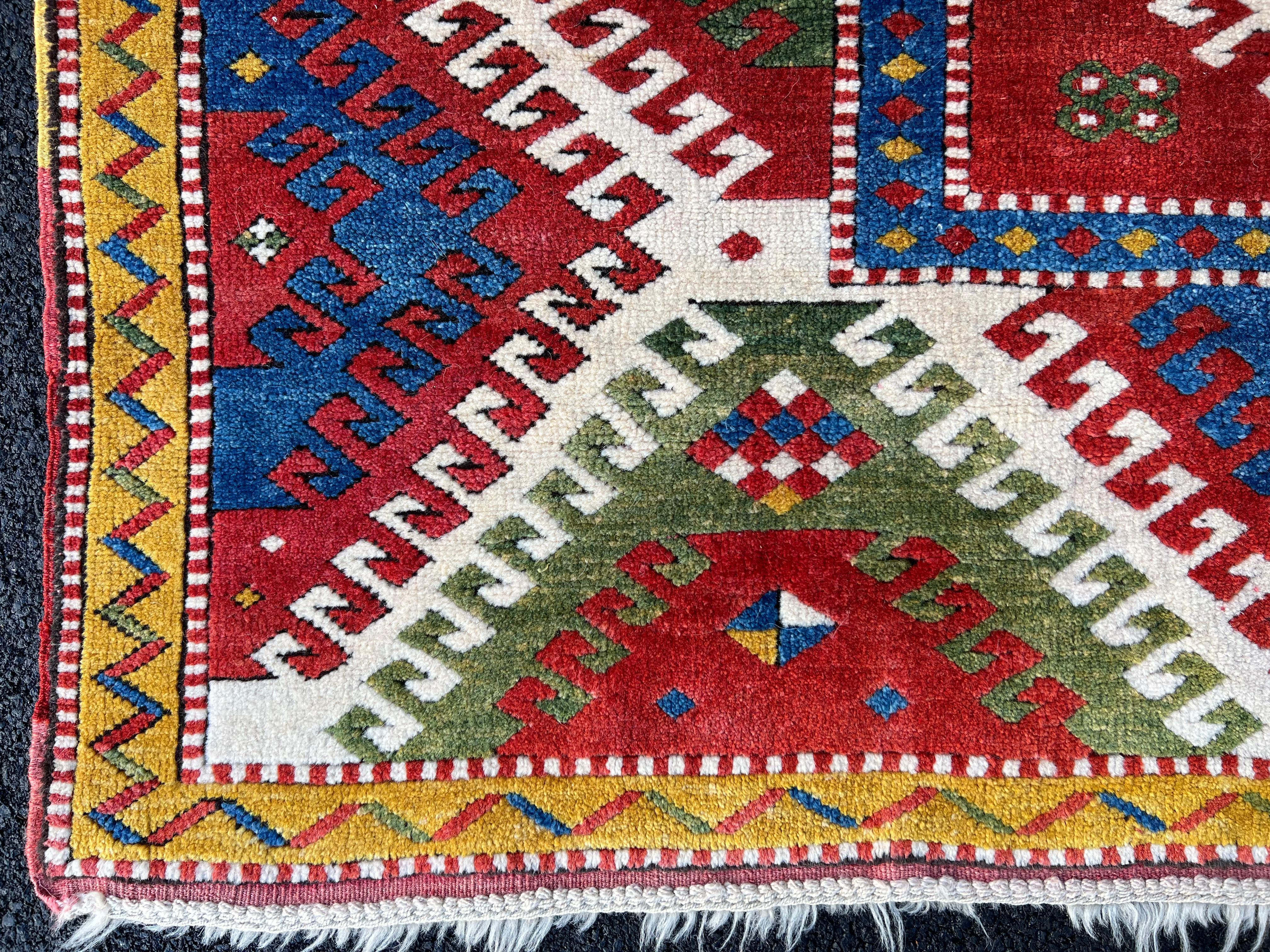 Riproduzione di un antico tappeto caucasico Bordjalou Kazak. 100% lana in vendita 5