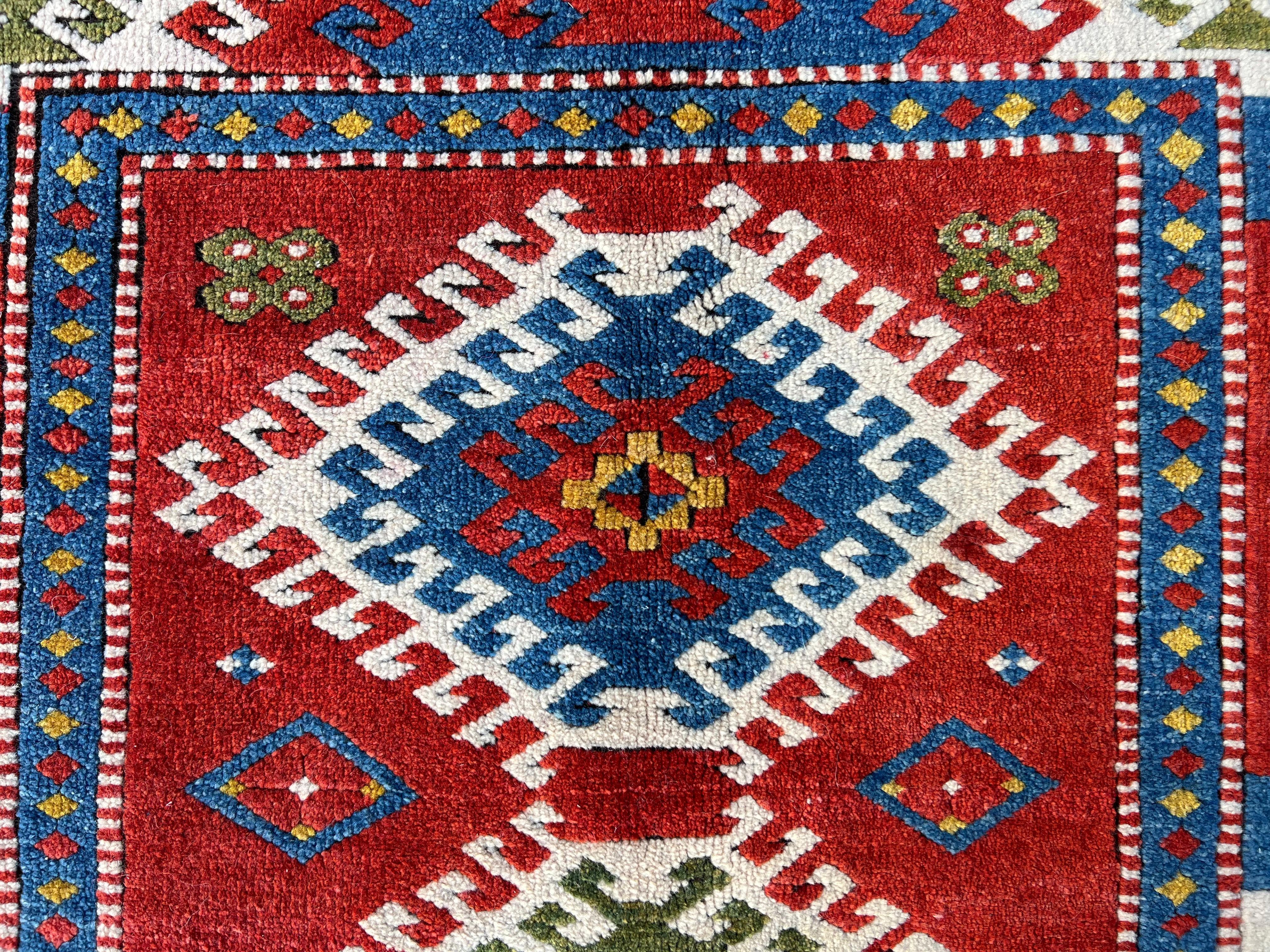 Riproduzione di un antico tappeto da preghiera caucasico Bordjalo Kazak, sapientemente realizzato in lana al 100%. Simbolo di devozione e maestria, questo tappeto presenta un elegante disegno di un mihrab (nicchia di preghiera) che riflette il ricco