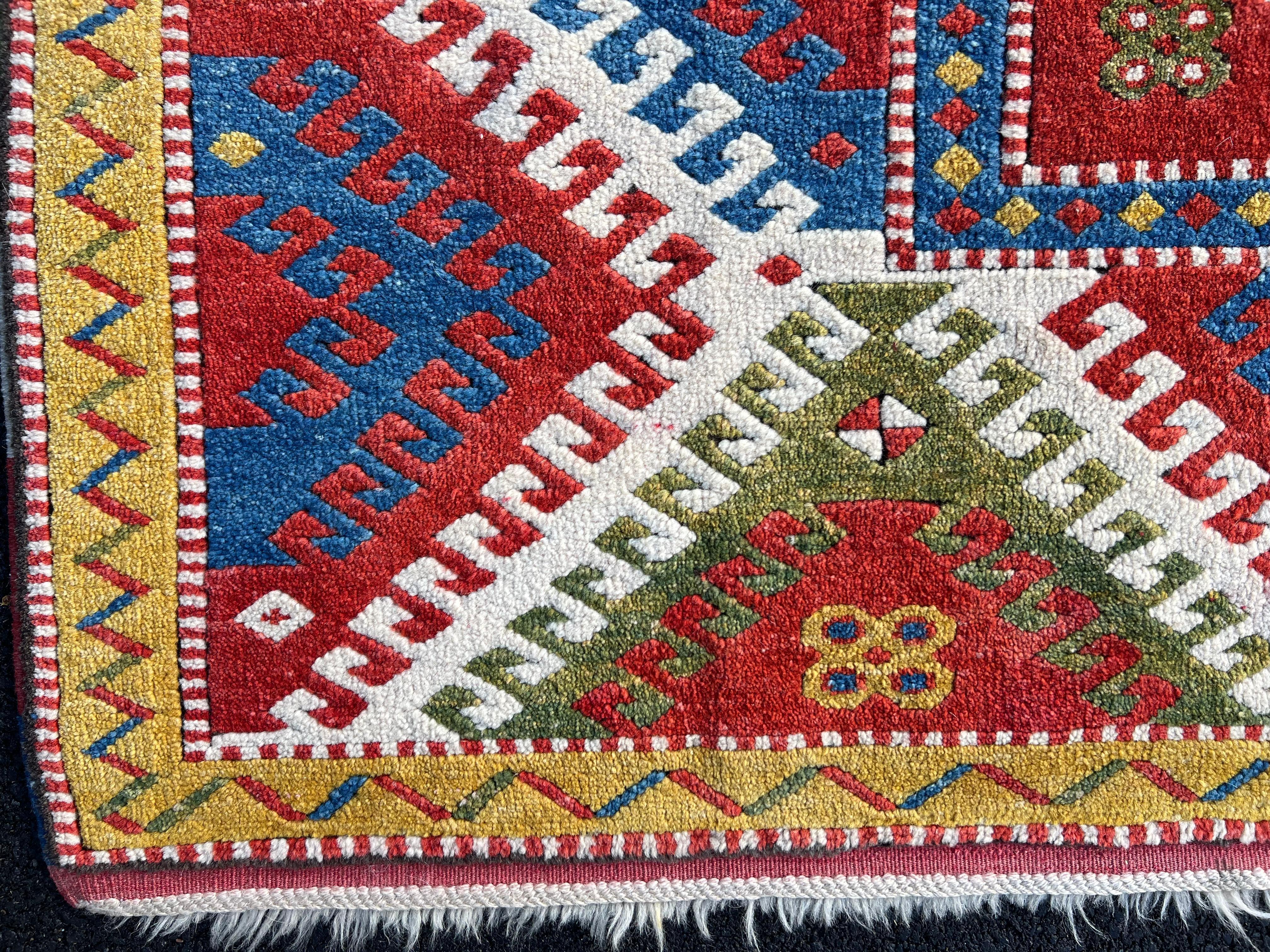 Kazako Riproduzione di un antico tappeto caucasico Bordjalou Kazak. 100% lana in vendita