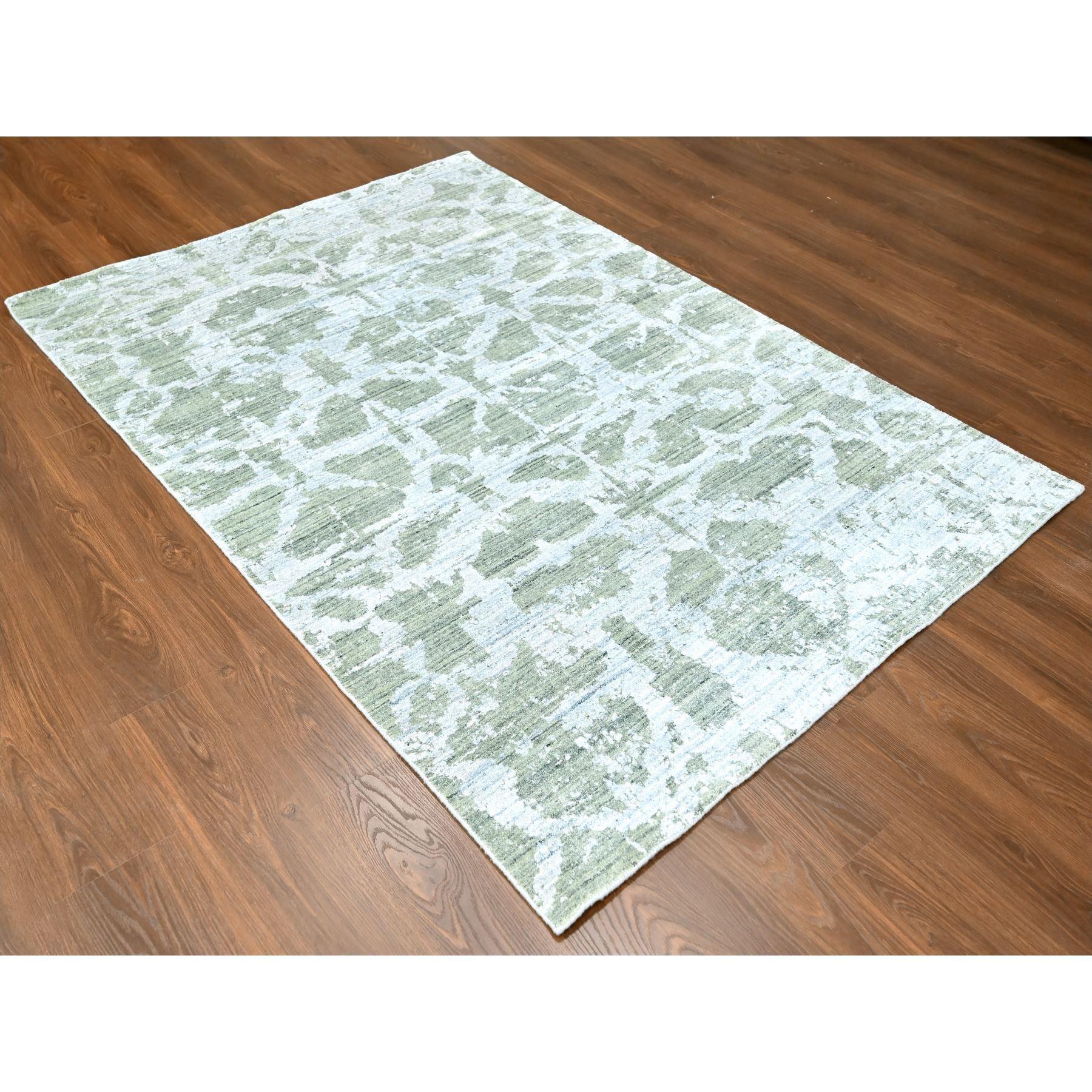 Pistaziengrün, Handgeknüpft, Wolle und Seide auf Pflanzenbasis, Strukturierter Flor, Modernes Design, Orientteppich
Primäre MATERIALIEN: Wolle & Seide
Latex: Kein Flor 
Höhe: 0,25 Zoll
Stil: AM Contemporary
Grundfarbe: Grün
Sekundäre Farben: