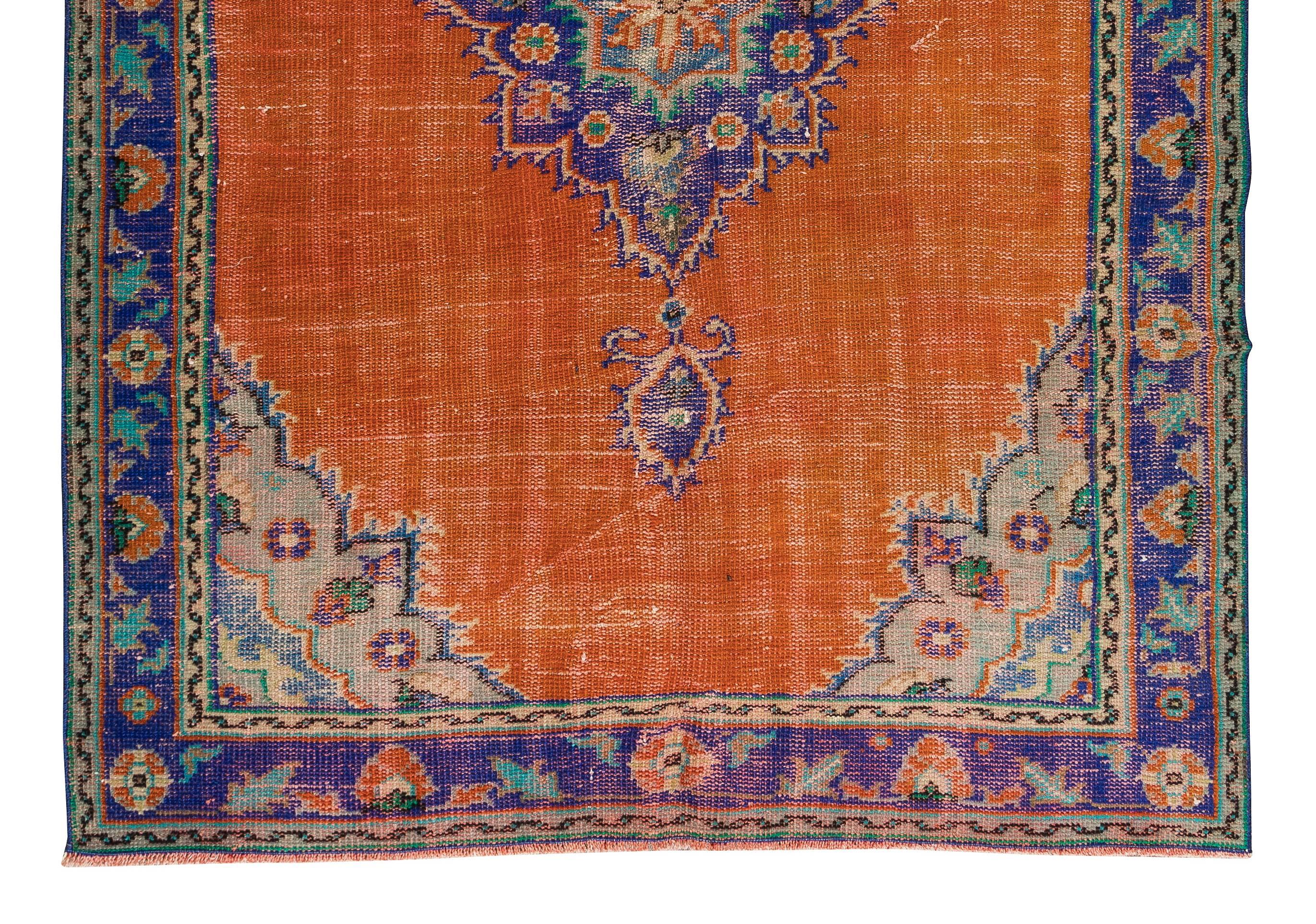 Tribal Tapis turc vintage noué à la main de 5,5 x 7,9 m en orange brûlé, violet, bleu et vert en vente