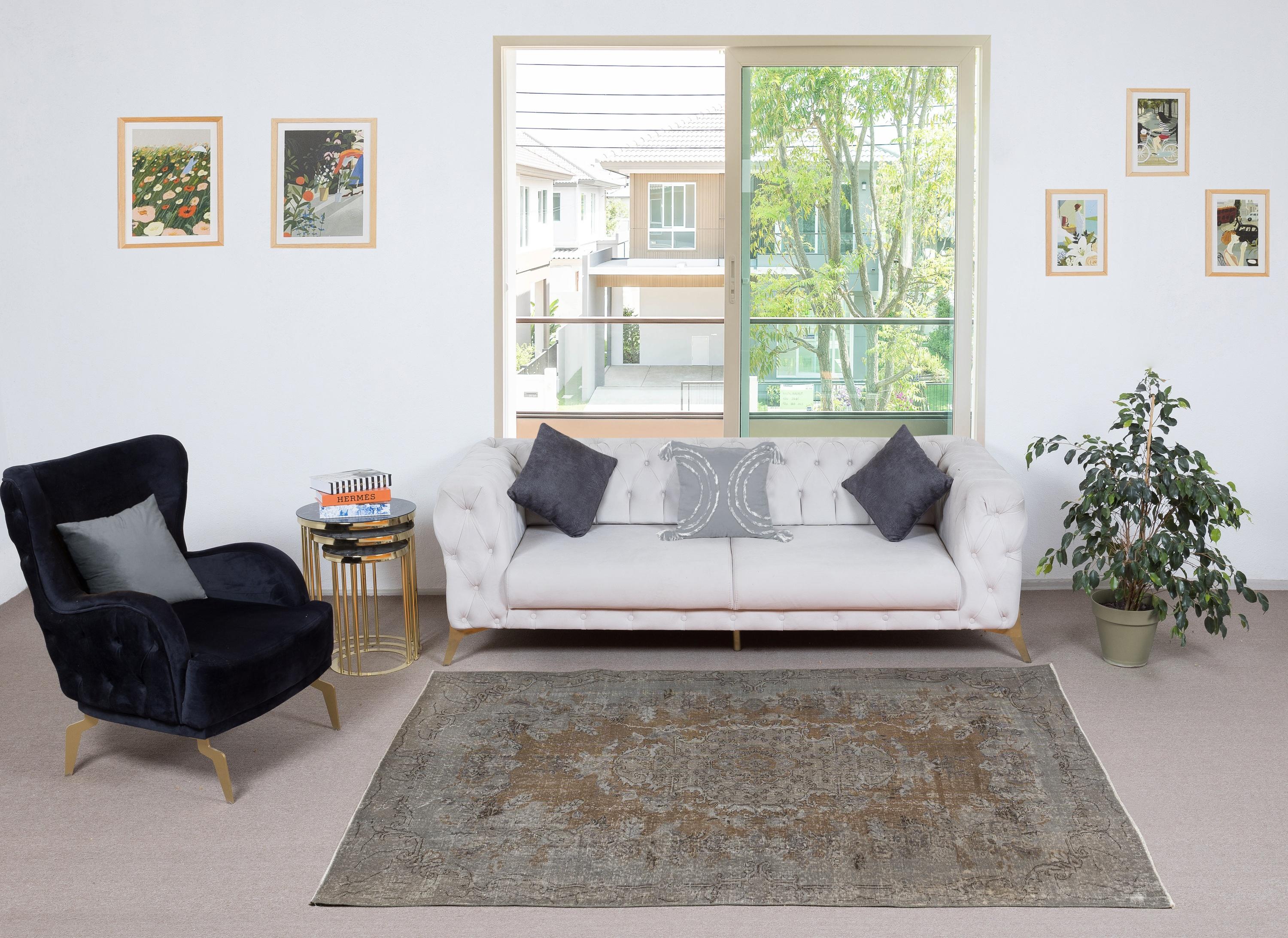 Unsere gefärbten Teppiche sind allesamt handgeknüpfte türkische Vintage-Teppiche, die in unserer Werkstatt sorgfältig restauriert und neu gestaltet wurden, damit sie zu einer breiten Palette von Einrichtungsstilen passen - von modern und