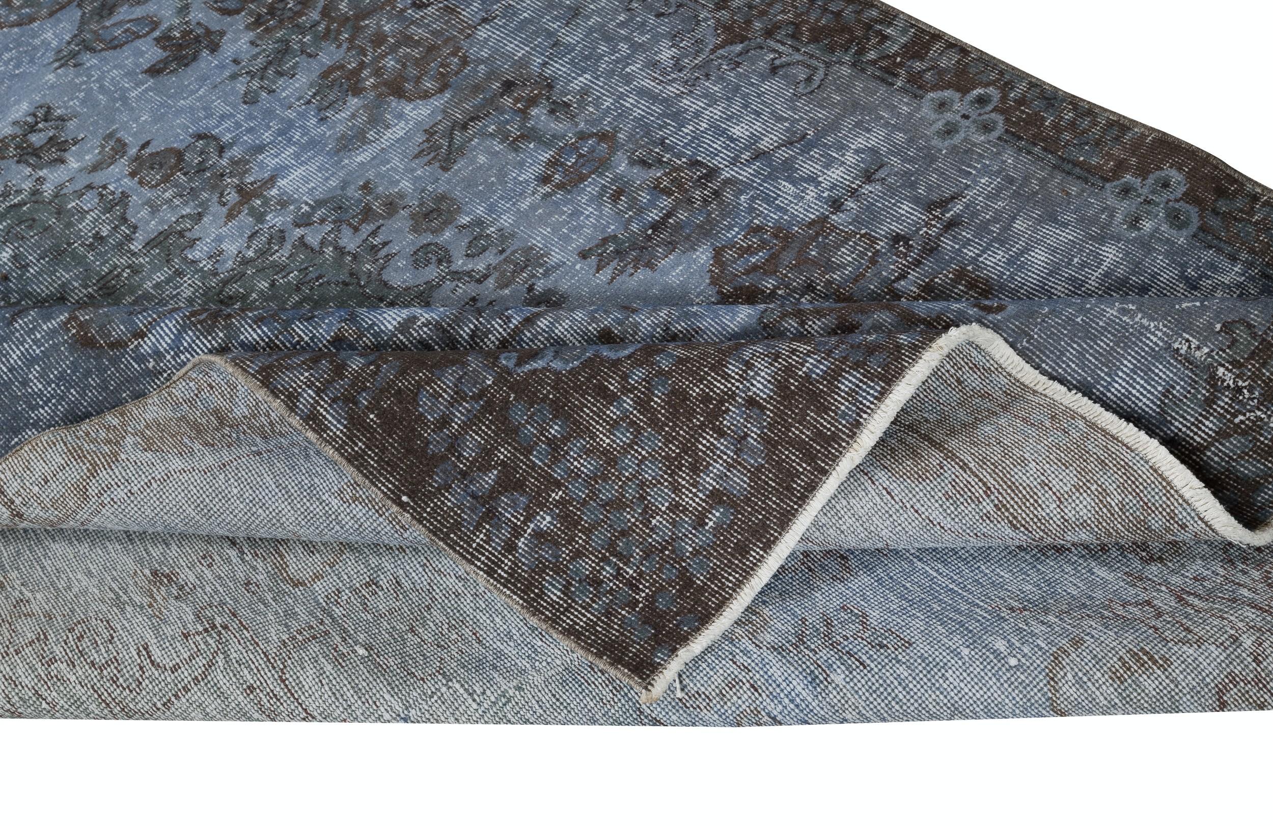 Moderner handgefertigter blauer Teppich aus türkischer Wolle mit Medaillon-Design, 5,5x8 Ft (Türkisch) im Angebot