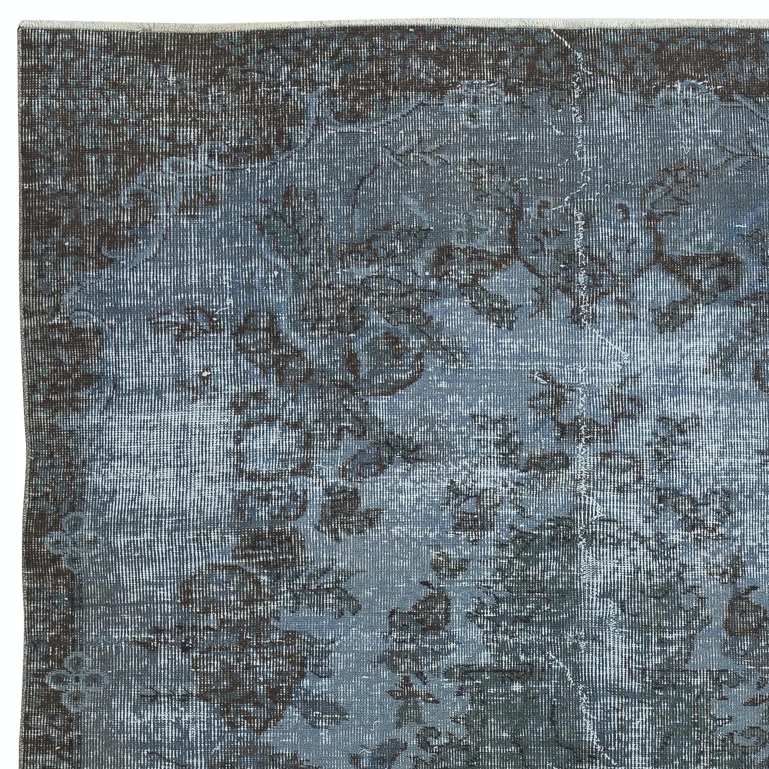 Moderner handgefertigter blauer Teppich aus türkischer Wolle mit Medaillon-Design, 5,5x8 Ft (Handgeknüpft) im Angebot