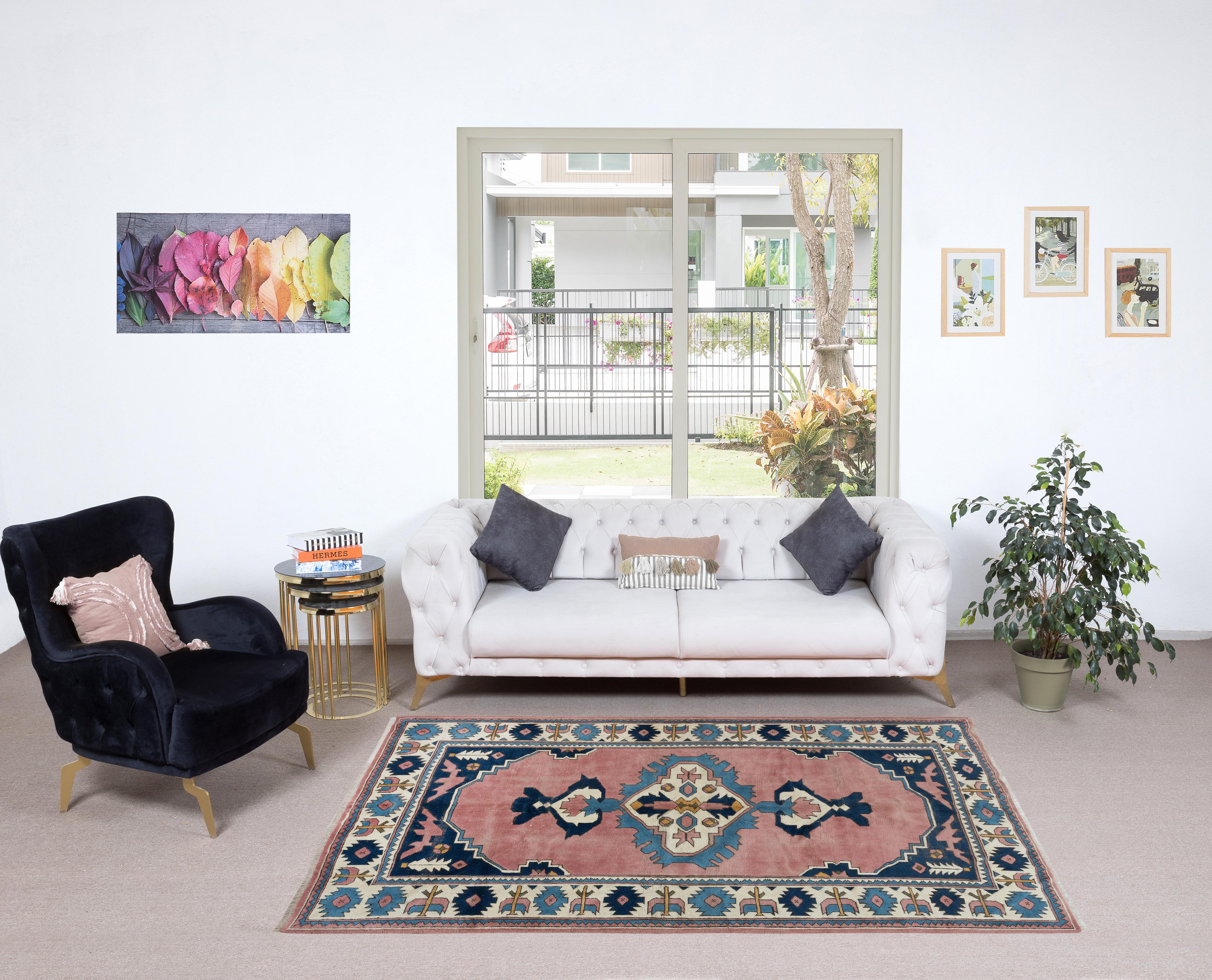 Ein handgeknüpfter zeitgenössischer türkischer Teppich.

Dieser moderne Teppich hat einen gleichmäßigen, mittelhohen Wollflor auf Wollbasis.

Es wird aus erstklassigen handgesponnenen Schafen und natürlichen Farbstoffen hergestellt, d.h. aus