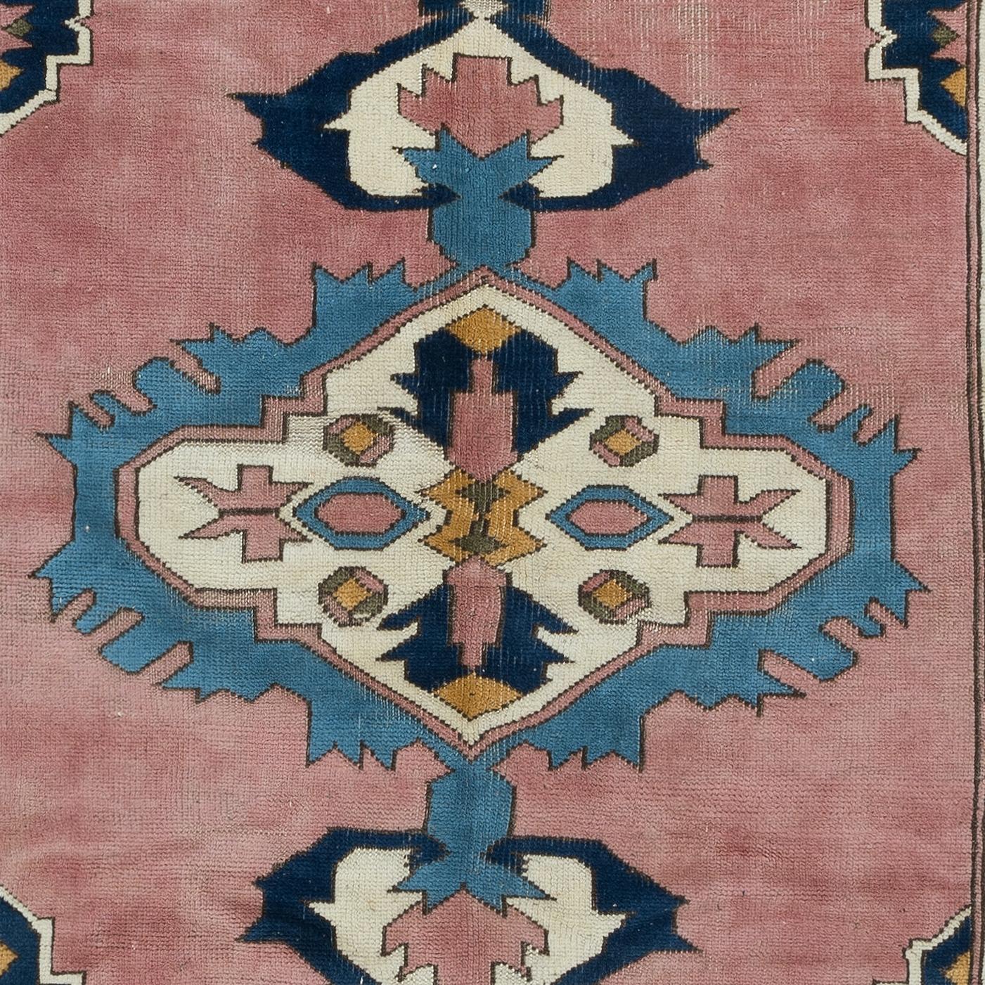 Moderner türkischer 5,5x8 Ft Teppich, handgefertigter Teppich im Medaillon-Design, 100 % Wolle im Zustand „Hervorragend“ im Angebot in Spring Valley, NY