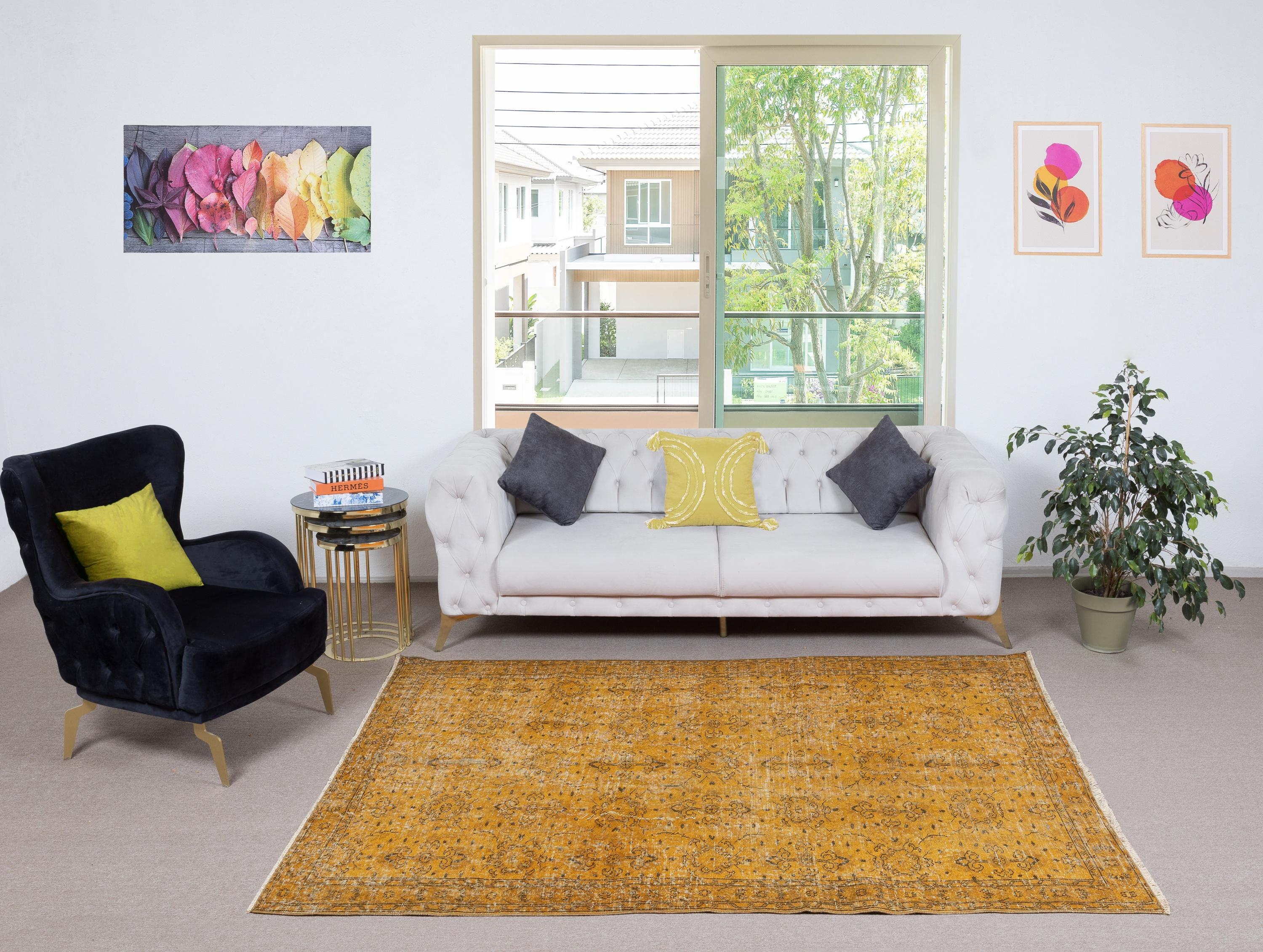 I nostri tappeti sovratinti sono tutti tappeti turchi vintage annodati a mano, accuratamente restaurati e reimmaginati nel nostro laboratorio per adattarsi a un'ampia gamma di stili di arredamento, da quello moderno e minimalista a quello costiero,