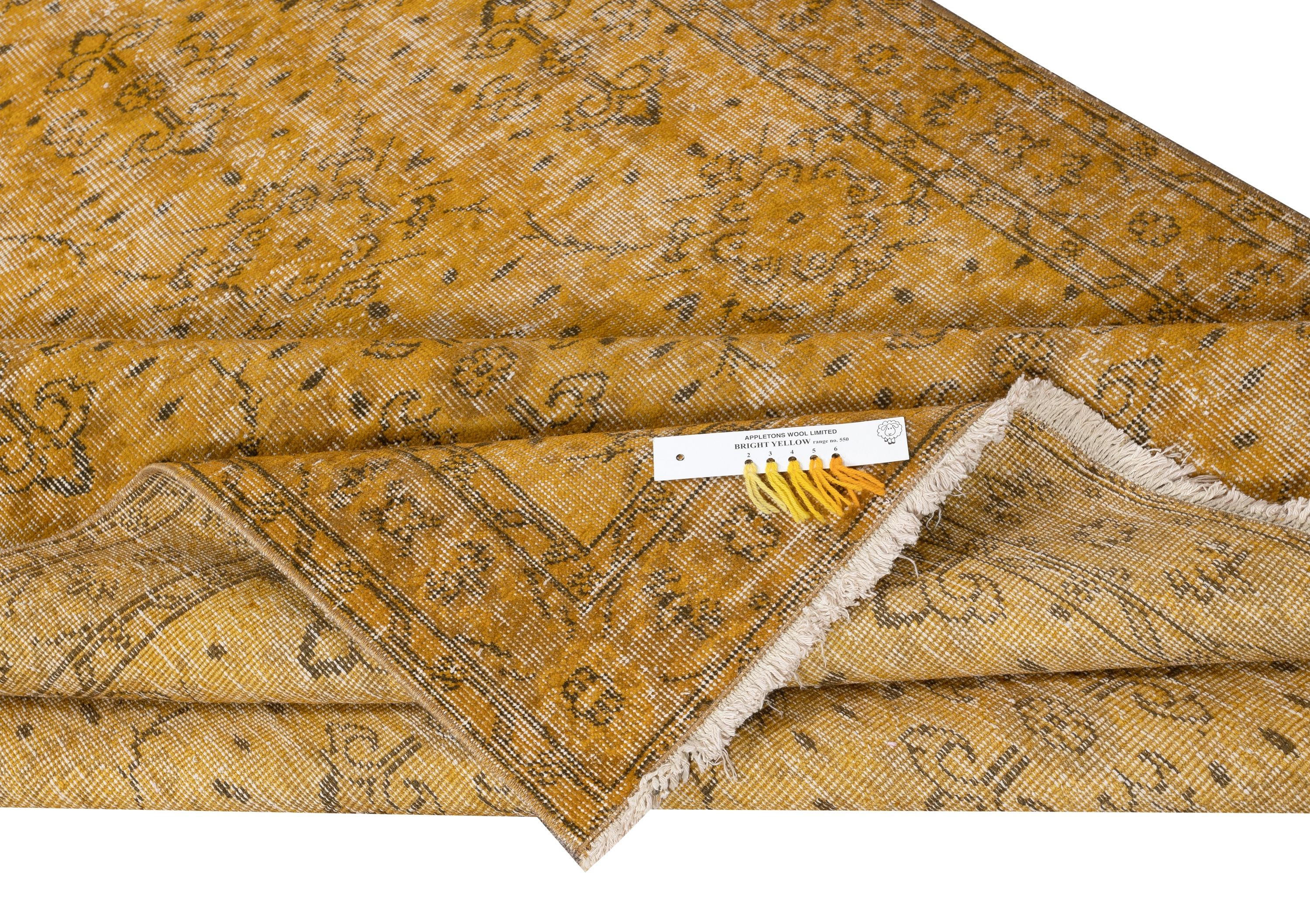 Moderno Tappeto vintage in lana turca 5.5x8 Ft sovratinto in giallo per interni moderni in vendita