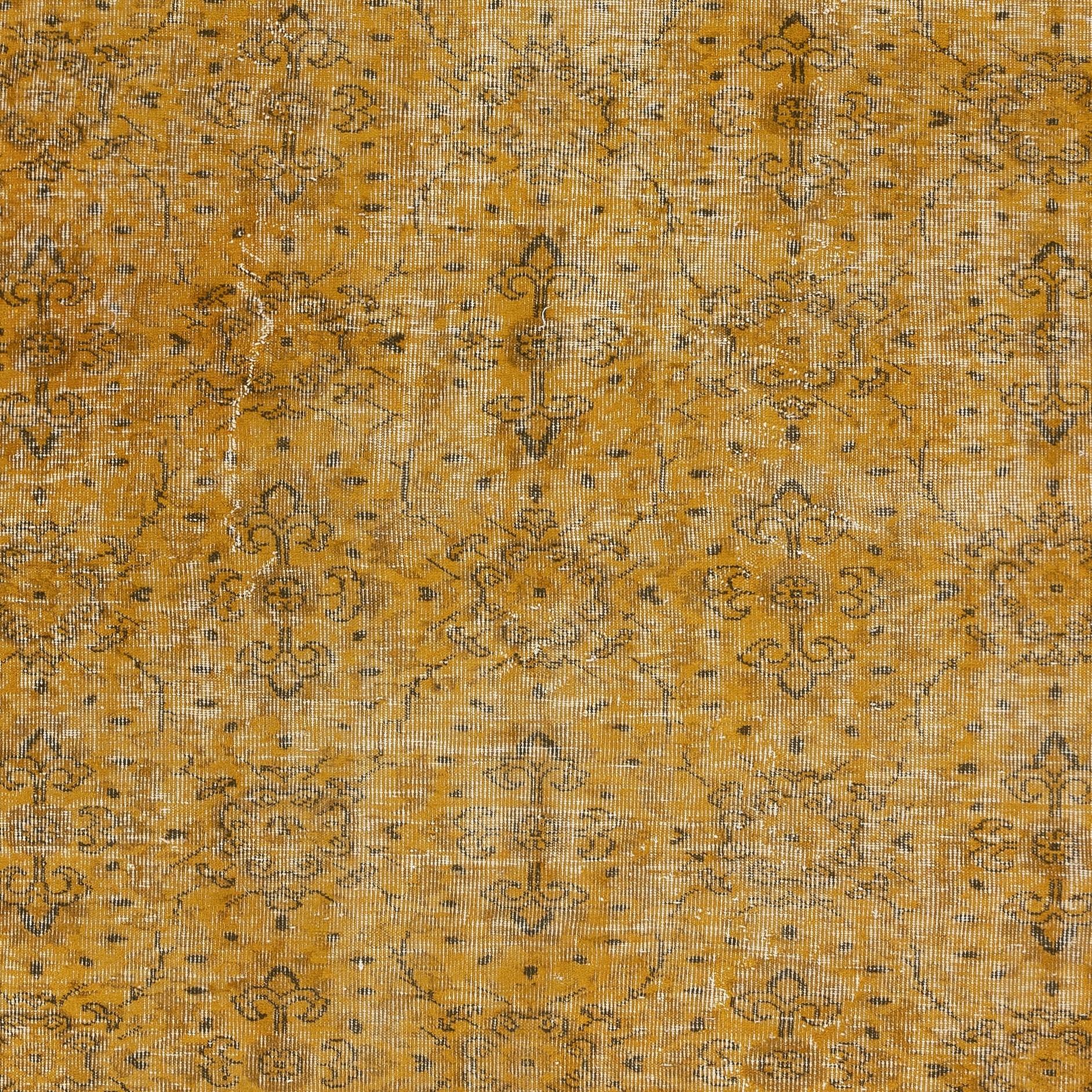 Turco Tappeto vintage in lana turca 5.5x8 Ft sovratinto in giallo per interni moderni in vendita