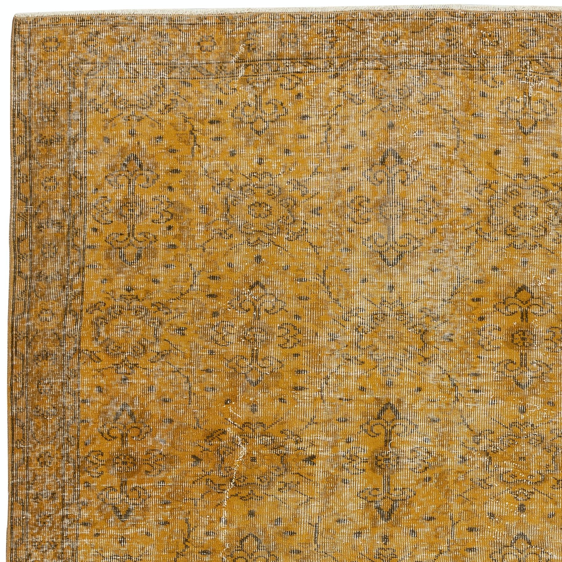 Annodato a mano Tappeto vintage in lana turca 5.5x8 Ft sovratinto in giallo per interni moderni in vendita