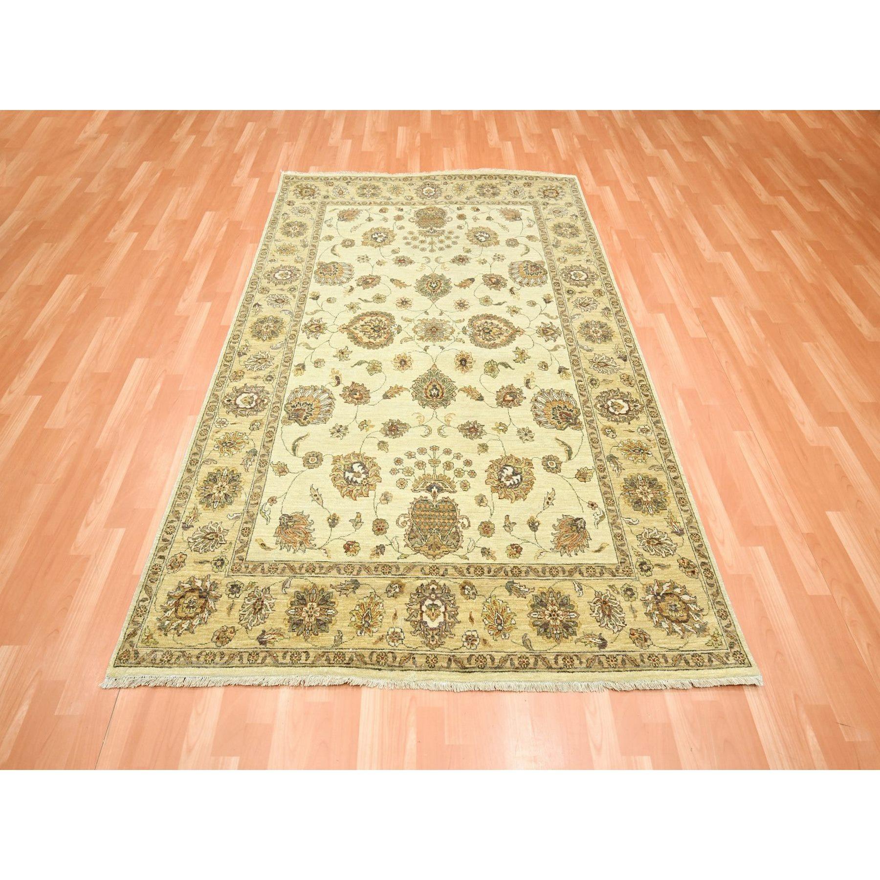 Bianco lino, Agra con design Ziegler, motivo a foglie colorate, annodato a mano, pura lana, zero pali, tappeto orientale
Materiali primari: Lana
Lattice: No Pile 
altezza: 0,25 pollici
Stile: Tradizionale
Colore primario: Avorio
Colori secondari: