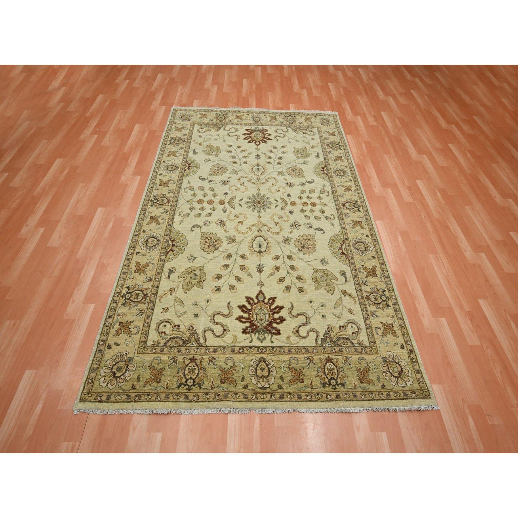 Blanc osseux, Agra avec Design/One, motif de feuilles coloré, noué à la main, 100% laine, zéro poil, tapis d'Orient
Matières premières : Laine
Latex : Pas de poils 
hauteur : 0,25 pouces
Style : Traditionnel
Couleur primaire : Ivoire
Couleurs