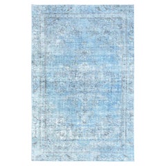 Alfombra vintage de lana anudada a mano, de color azul claro, desgastada y con aspecto envejecido, de 5'5" x 8'10"
