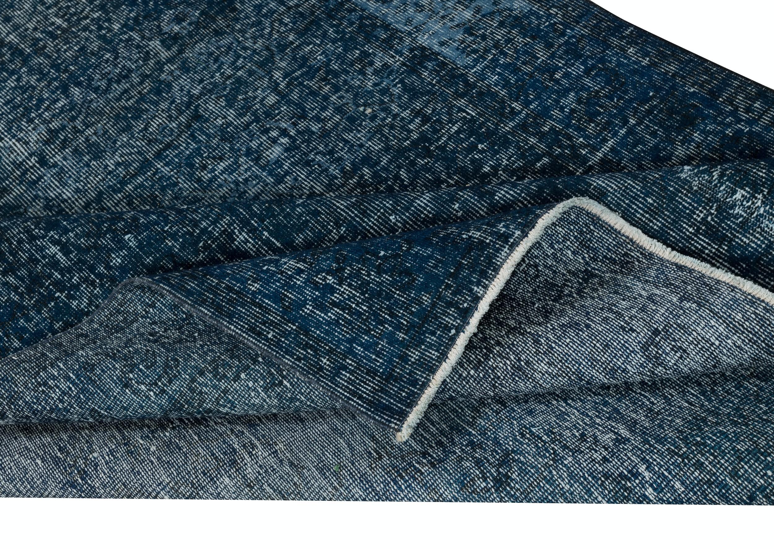 5.5x8.2 Ft Handgefertigter Türkischer Wollteppich in Marineblau. Bodenbezug in Zimmergröße (Moderne) im Angebot