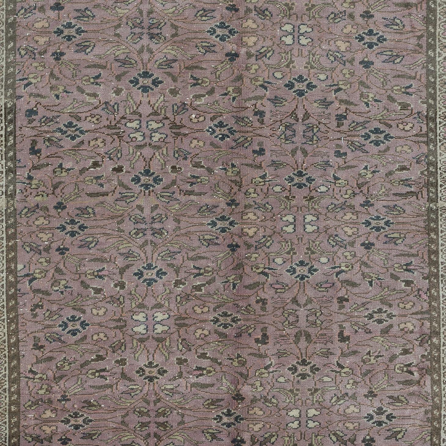 5.5x8.2 Ft Traditional Vintage Handmade Turkish Area Rug with Floral Design In Good Condition For Sale In Philadelphia, PA