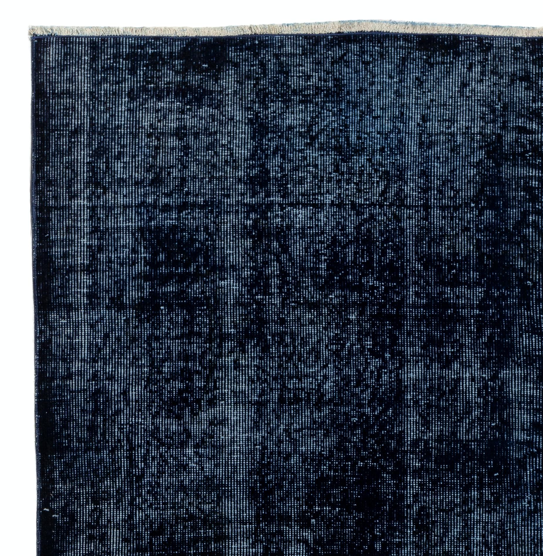 Ein türkischer Teppich im Vintage-Stil, überfärbt in marineblauer Farbe für moderne Innenräume.
Der Teppich ist fein handgeknüpft, hat einen niedrigen Wollflor auf Baumwollgrund. Er ist in sehr gutem Zustand, professionell gewaschen, robust und für