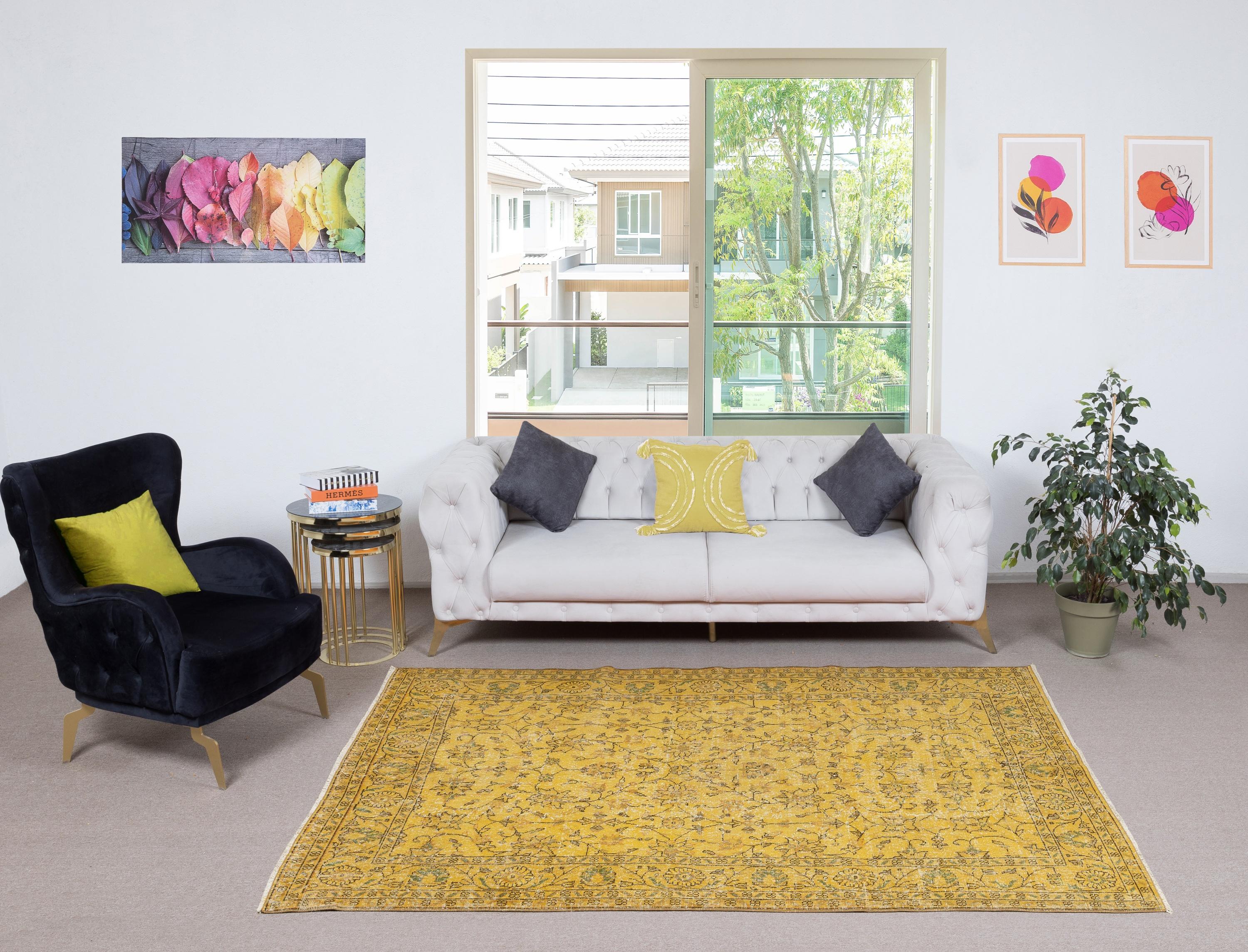 Unsere gefärbten Teppiche sind allesamt handgeknüpfte türkische Vintage-Teppiche, die in unserer Werkstatt sorgfältig restauriert und neu gestaltet wurden, damit sie zu einer breiten Palette von Einrichtungsstilen passen - von modern und