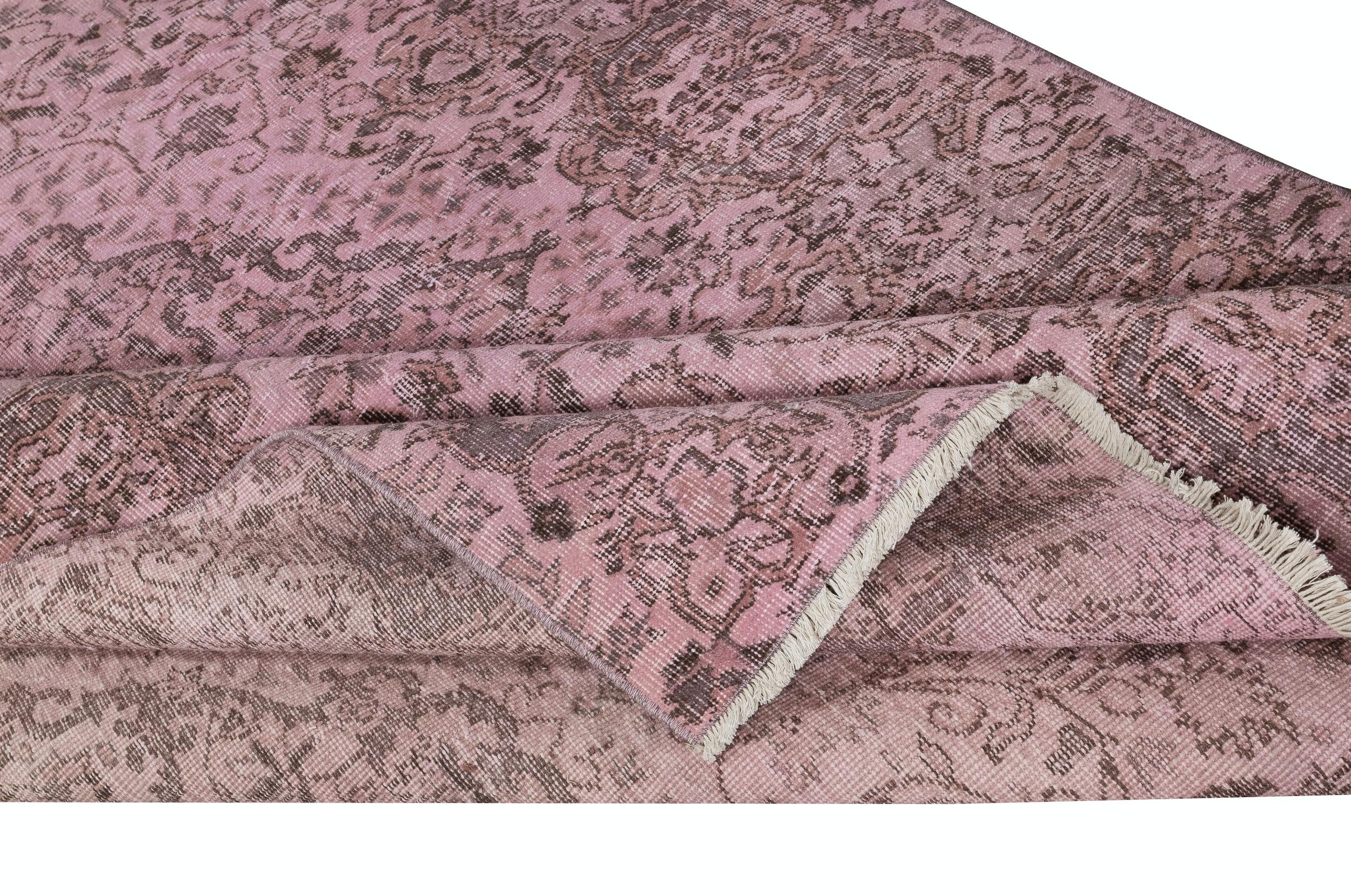 Alfombra turca vintage de 1,5 x 2,4 m teñida de rosa para interiores modernos Moderno en venta