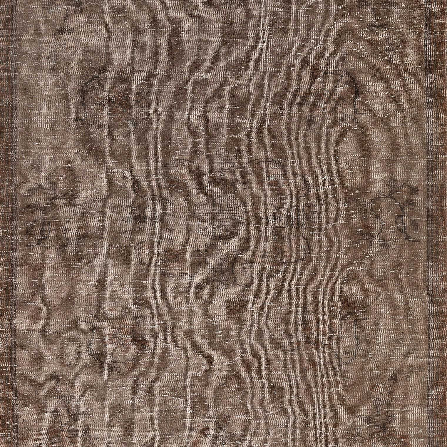 Annodato a mano Tappeto di lana turca 5.5x8.5 Ft, realizzato a mano in stile contemporaneo e a basso peso, colore marrone in vendita