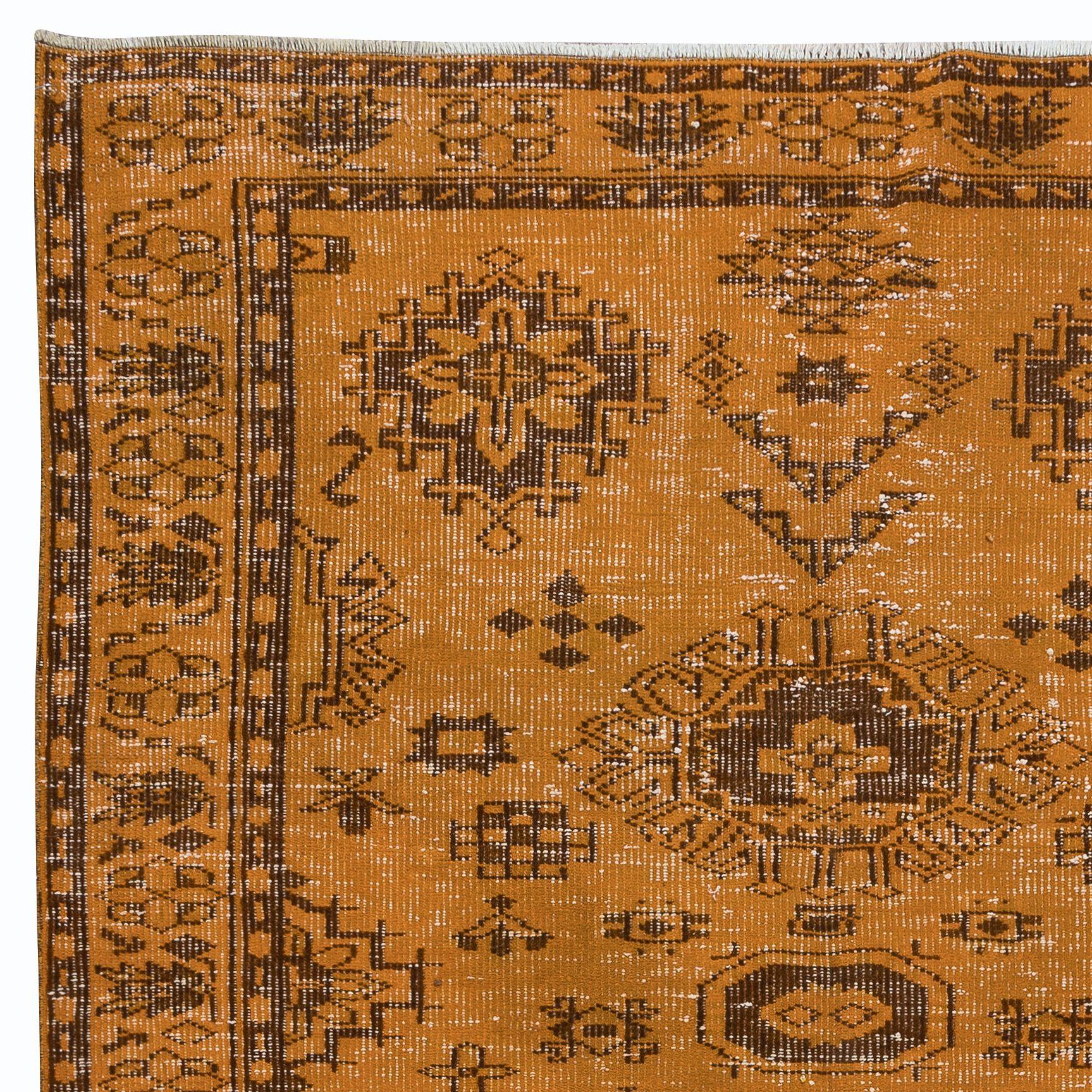 Nuestras alfombras sobreteñidas son todas piezas vintage anudadas a mano que se recrean en nuestro taller para atender a una gama más amplia de opciones de interiorismo, desde moderno a costero, desde industrial a rústico/cottage. Estas alfombras de